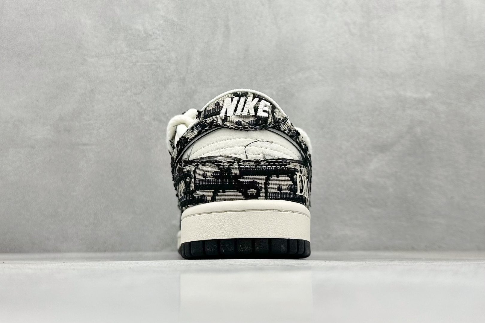 图片[6]-Nike SB Dunk Low“迪奥联名——绑带织布勾” 周年高端定制 低帮休闲板鞋 定制鞋盒 大厂纯原品质出货 超高清洁度 皮料切割干净无任何毛边 细节完美 货号：SJ2068-286 尺码： 36 36.5 37.5 38 38.5 39 40 40.5 41 42 42.5 43 44 44.5 45-选品中心