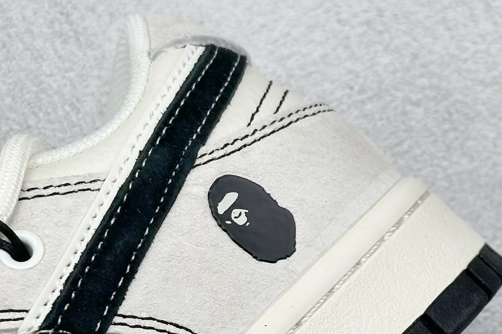 图片[9]-Nike SB Dunk Low“BAPE联名——绑带黑勾” 周年高端定制 低帮休闲板鞋 定制鞋盒 大厂纯原品质出货 超高清洁度 皮料切割干净无任何毛边 细节完美 货号：SJ2068-299 尺码：36 36.5 37.5 38 38.5 39 40 40.5 41 42 42.5 43 44 44.5 45-选品中心