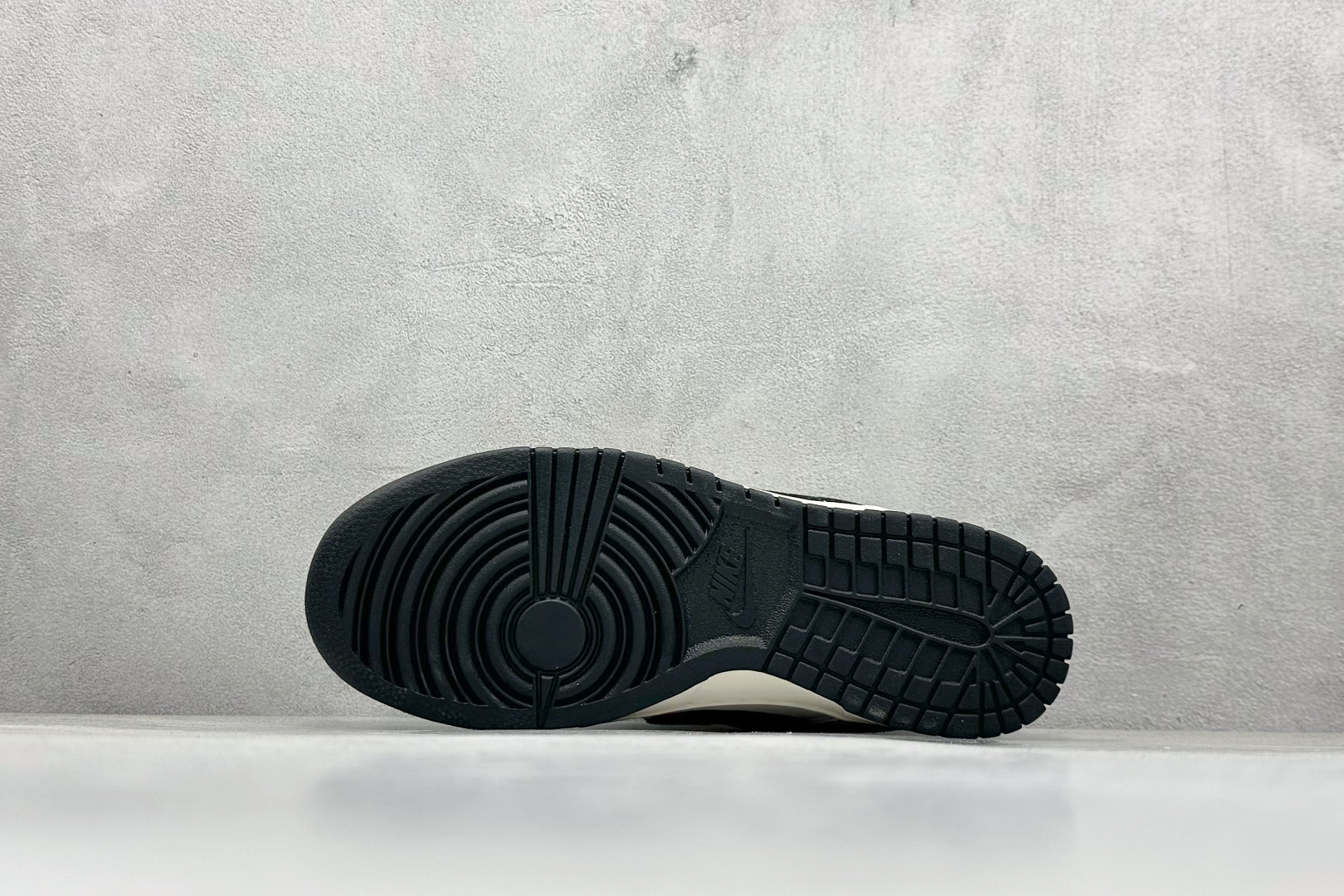 图片[4]-Nike SB Dunk Low“BAPE联名——绑带黑勾” 周年高端定制 低帮休闲板鞋 定制鞋盒 大厂纯原品质出货 超高清洁度 皮料切割干净无任何毛边 细节完美 货号：SJ2068-299 尺码：36 36.5 37.5 38 38.5 39 40 40.5 41 42 42.5 43 44 44.5 45-选品中心