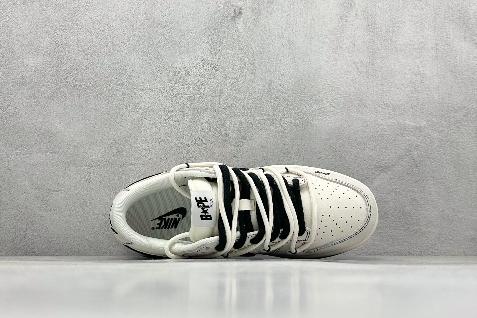 图片[3]-Nike SB Dunk Low“BAPE联名——绑带黑勾” 周年高端定制 低帮休闲板鞋 定制鞋盒 大厂纯原品质出货 超高清洁度 皮料切割干净无任何毛边 细节完美 货号：SJ2068-299 尺码：36 36.5 37.5 38 38.5 39 40 40.5 41 42 42.5 43 44 44.5 45-选品中心