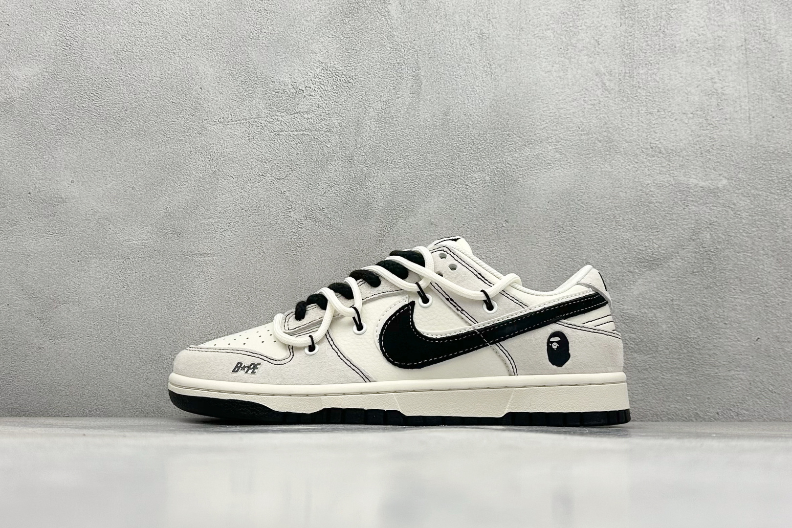 Nike SB Dunk Low“BAPE联名——绑带黑勾” 周年高端定制 低帮休闲板鞋 定制鞋盒 大厂纯原品质出货 超高清洁度 皮料切割干净无任何毛边 细节完美 货号：SJ2068-299 尺码：36 36.5 37.5 38 38.5 39 40 40.5 41 42 42.5 43 44 44.5 45-选品中心