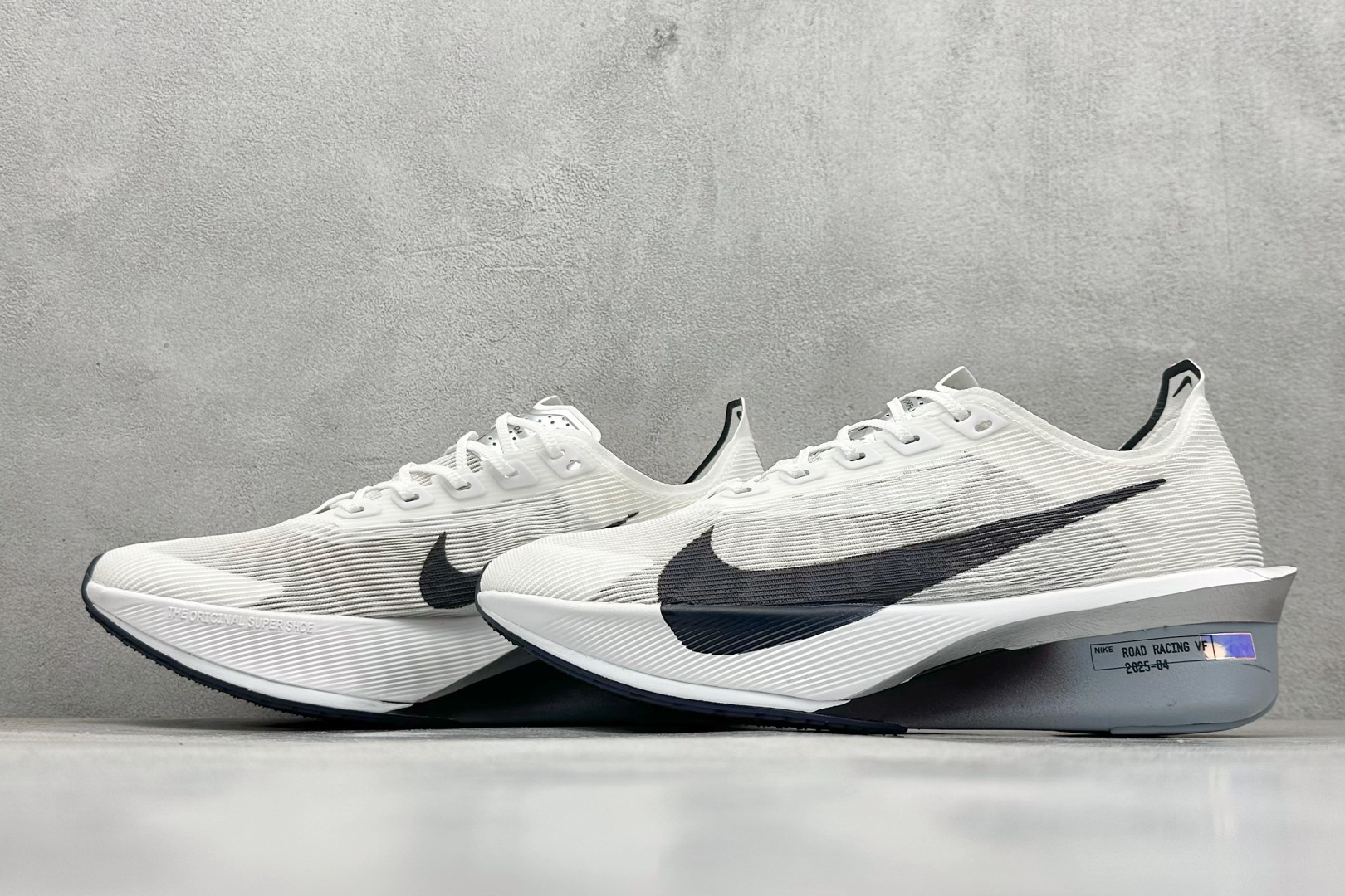 图片[5]-XL版Nk ZoomX Vaporfly NEXT% 4 马拉松系列公路竞速超轻缓震透气网纱运动跑步鞋 鞋款轻盈，同时保持出色性能表现 无论是日常畅跑还是马拉松，皆可轻松驾驭 货号：HF6412-100-选品中心