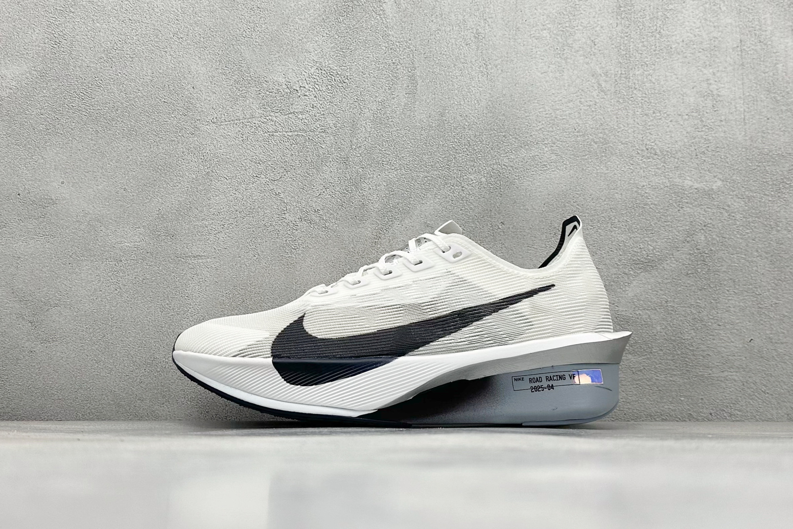 XL版Nk ZoomX Vaporfly NEXT% 4 马拉松系列公路竞速超轻缓震透气网纱运动跑步鞋 鞋款轻盈，同时保持出色性能表现 无论是日常畅跑还是马拉松，皆可轻松驾驭 货号：HF6412-100-选品中心