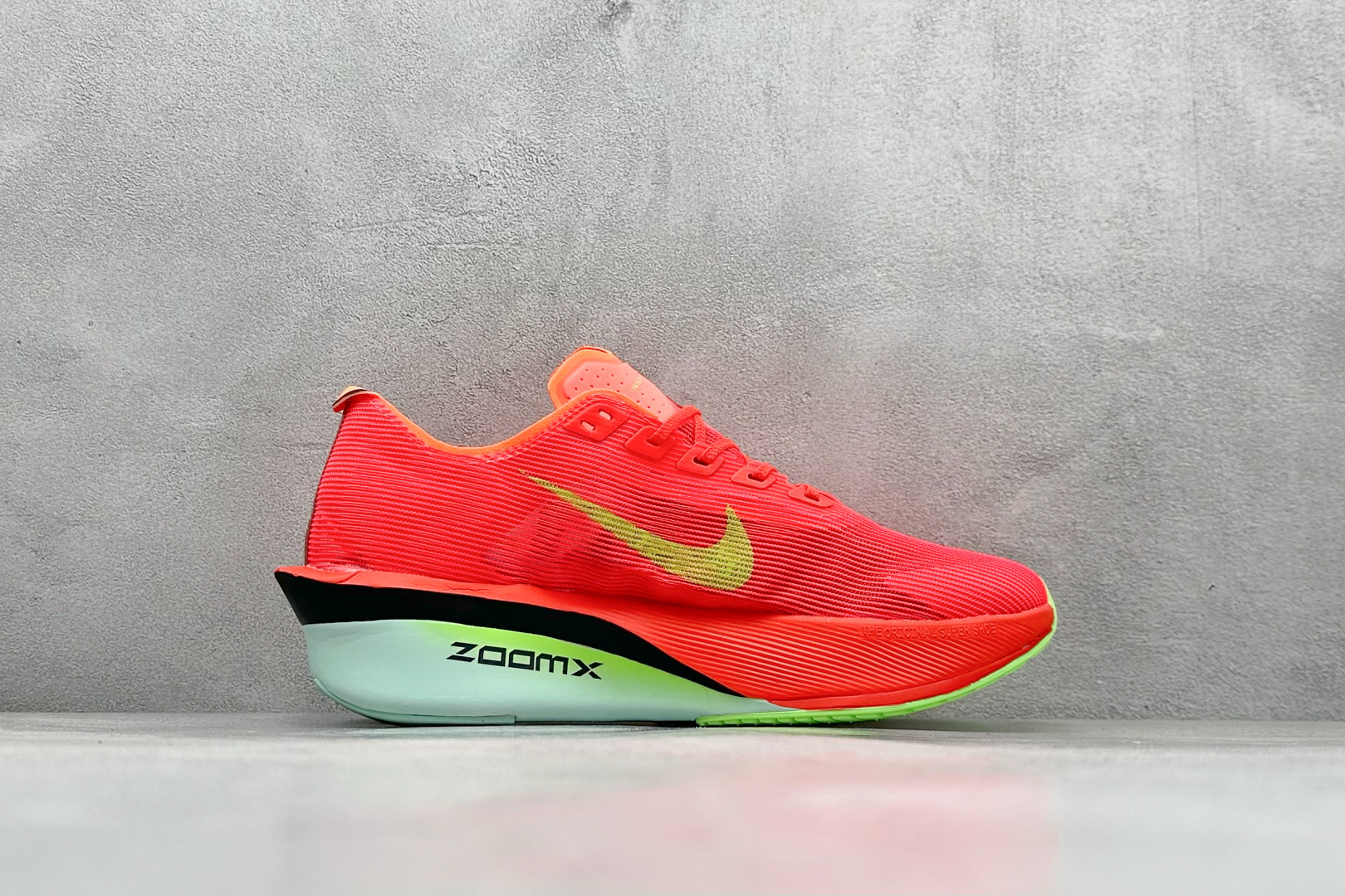 图片[2]-XL版Nk ZoomX Vaporfly NEXT% 4 马拉松系列公路竞速超轻缓震透气网纱运动跑步鞋 鞋款轻盈，同时保持出色性能表现 无论是日常畅跑还是马拉松，皆可轻松驾驭 货号：HF6412-600-选品中心