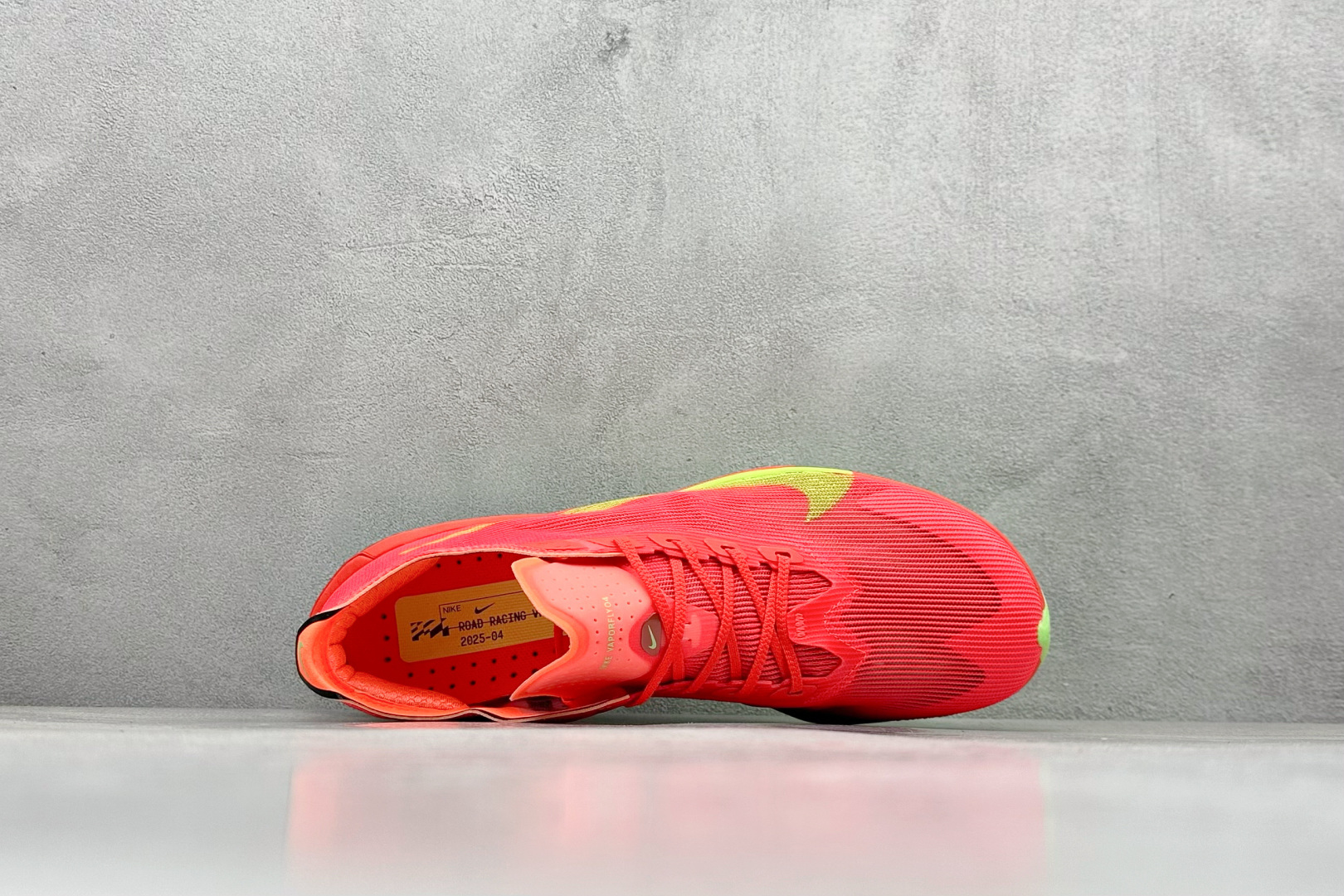 图片[3]-XL版Nk ZoomX Vaporfly NEXT% 4 马拉松系列公路竞速超轻缓震透气网纱运动跑步鞋 鞋款轻盈，同时保持出色性能表现 无论是日常畅跑还是马拉松，皆可轻松驾驭 货号：HF6412-600-选品中心