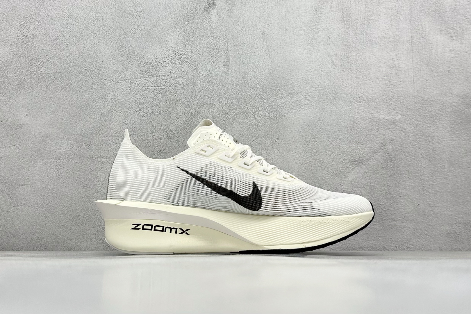 图片[2]-XL版Nk ZoomX Vaporfly NEXT% 4 马拉松系列公路竞速超轻缓震透气网纱运动跑步鞋 鞋款轻盈，同时保持出色性能表现 无论是日常畅跑还是马拉松，皆可轻松驾驭 货号：HV6107-100-选品中心