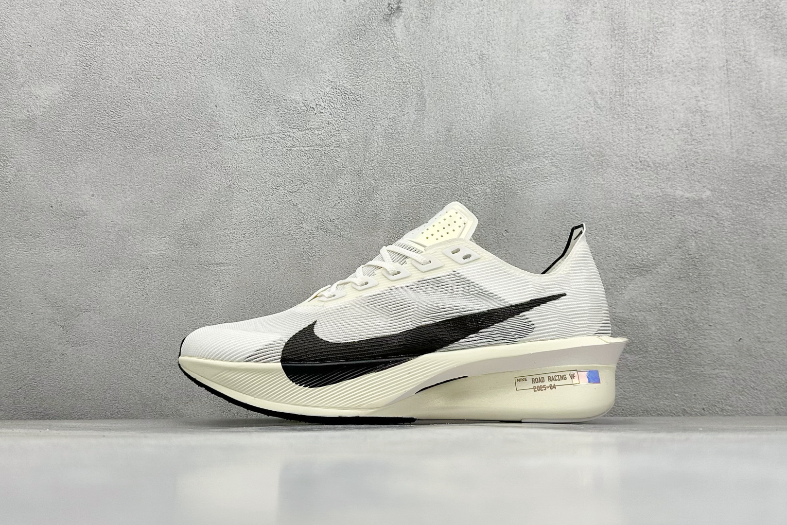 XL版Nk ZoomX Vaporfly NEXT% 4 马拉松系列公路竞速超轻缓震透气网纱运动跑步鞋 鞋款轻盈，同时保持出色性能表现 无论是日常畅跑还是马拉松，皆可轻松驾驭 货号：HV6107-100-选品中心