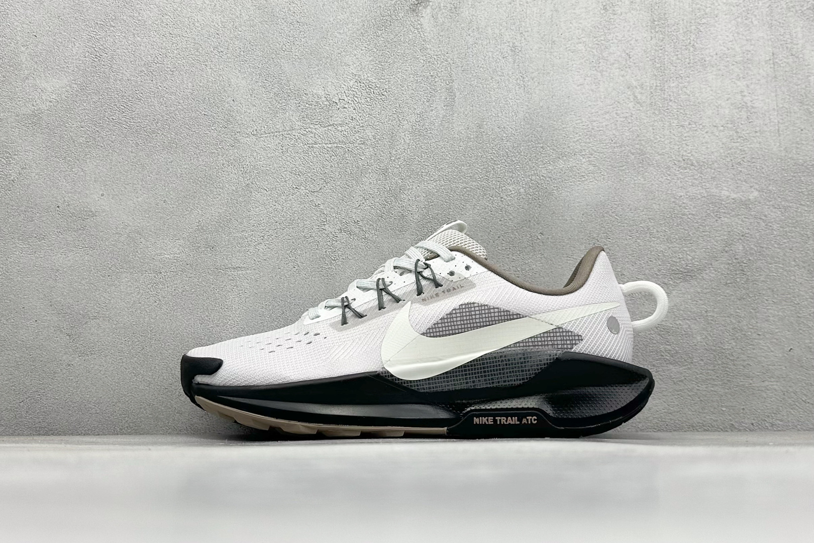 XL版 NK REACTX PEGASUS TRAIL 5 网面透气跑鞋原档案数据编织面 原盒原配 QC检验、钢印 俱全原底科技 同步原版 脚感堪比Boost 登月兼顾迅疾外观和稳固脚感 后跟覆面和中足动态支撑巧妙融合 缔造稳定顺畅的迈步体验 货号:IB7667-001 尺码:36-45-选品中心