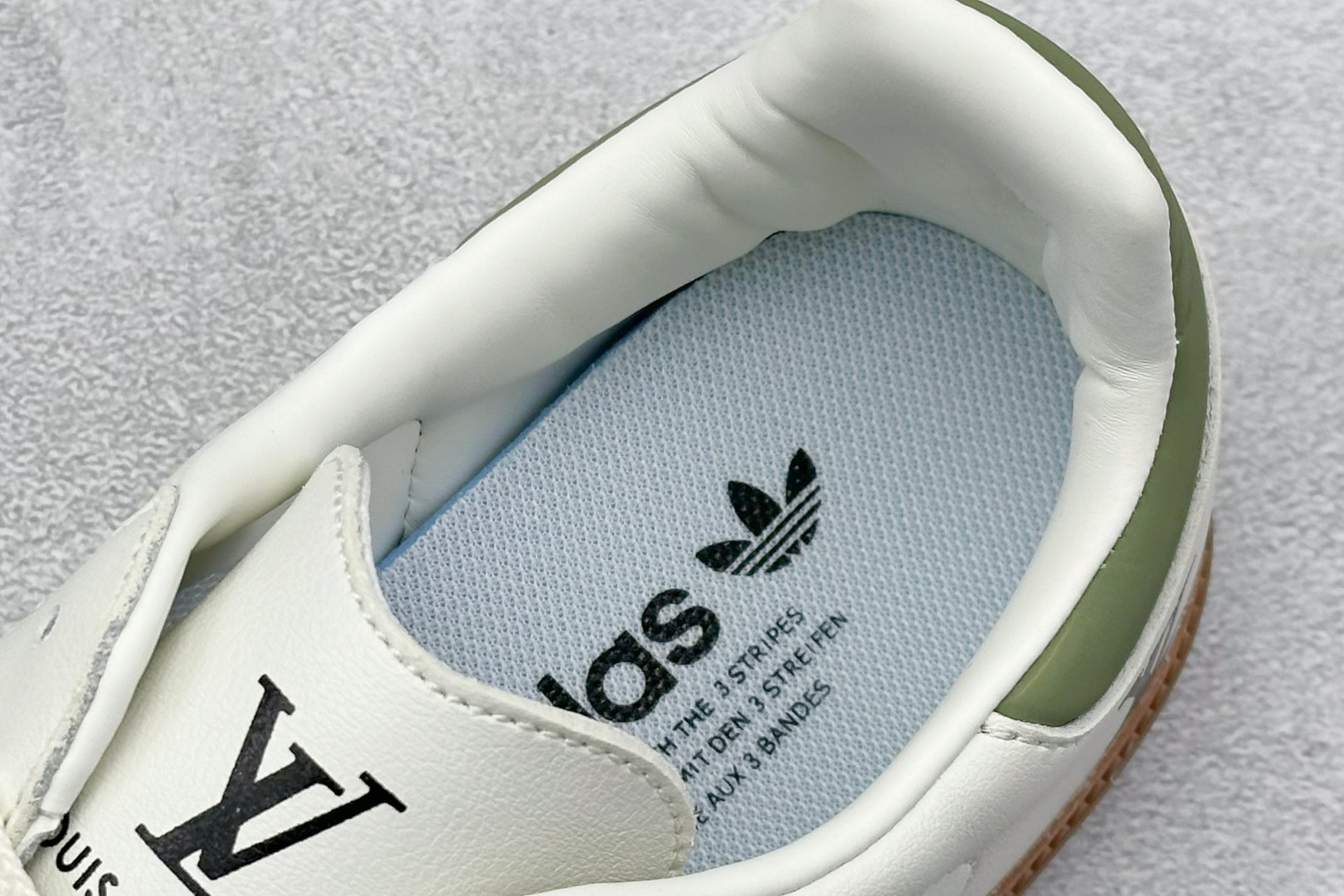 图片[8]-AD Original Samba OG 复古经典轻便板鞋 定制配色 这款桑巴鞋展示了高质量的工艺 带有装饰的超锁缝制和无缝的手感 柔软、柔软的皮革造型和标志性的3条纹完成了精致的外观 正规合身鞋带 鞋面上有绒面鞋垫 橡胶鞋底 享受正畸套筒软感 自50年代首次亮相以来就一直在赢得粉丝的青睐 货号：GJ75809 尺码：36 36.5 37.5 38 38.5 39 40 40.5 41 42 42.5 43 44 44.5 45-选品中心