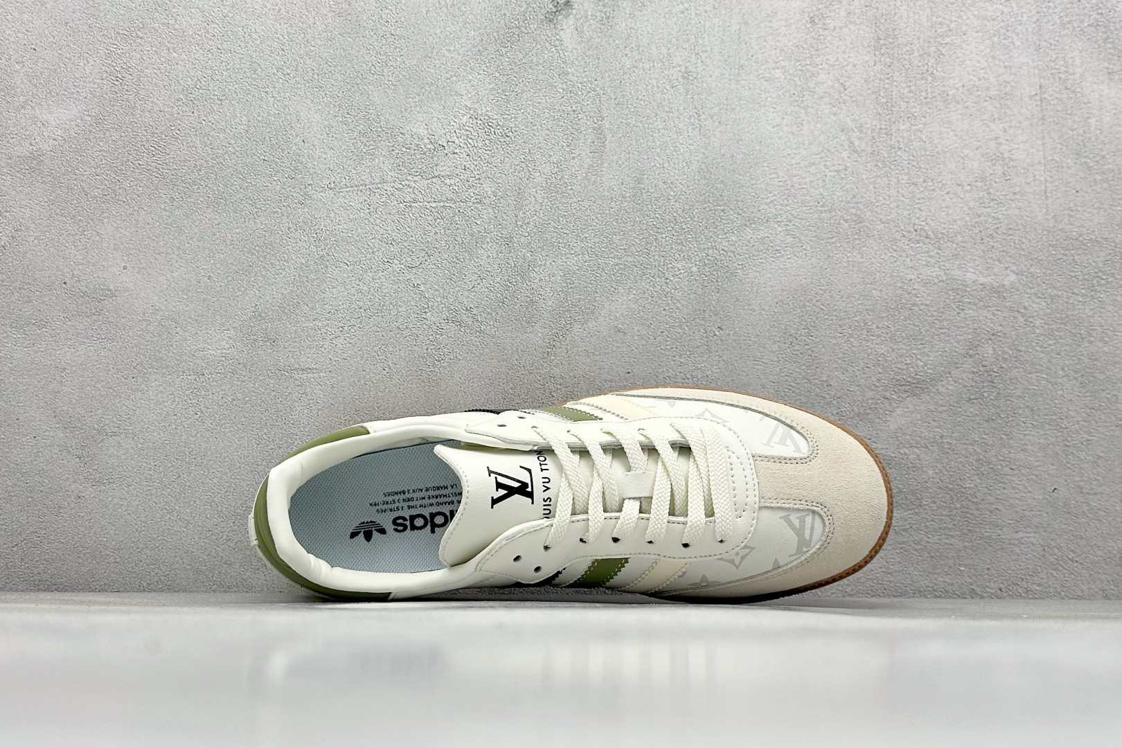 图片[3]-AD Original Samba OG 复古经典轻便板鞋 定制配色 这款桑巴鞋展示了高质量的工艺 带有装饰的超锁缝制和无缝的手感 柔软、柔软的皮革造型和标志性的3条纹完成了精致的外观 正规合身鞋带 鞋面上有绒面鞋垫 橡胶鞋底 享受正畸套筒软感 自50年代首次亮相以来就一直在赢得粉丝的青睐 货号：GJ75809 尺码：36 36.5 37.5 38 38.5 39 40 40.5 41 42 42.5 43 44 44.5 45-选品中心