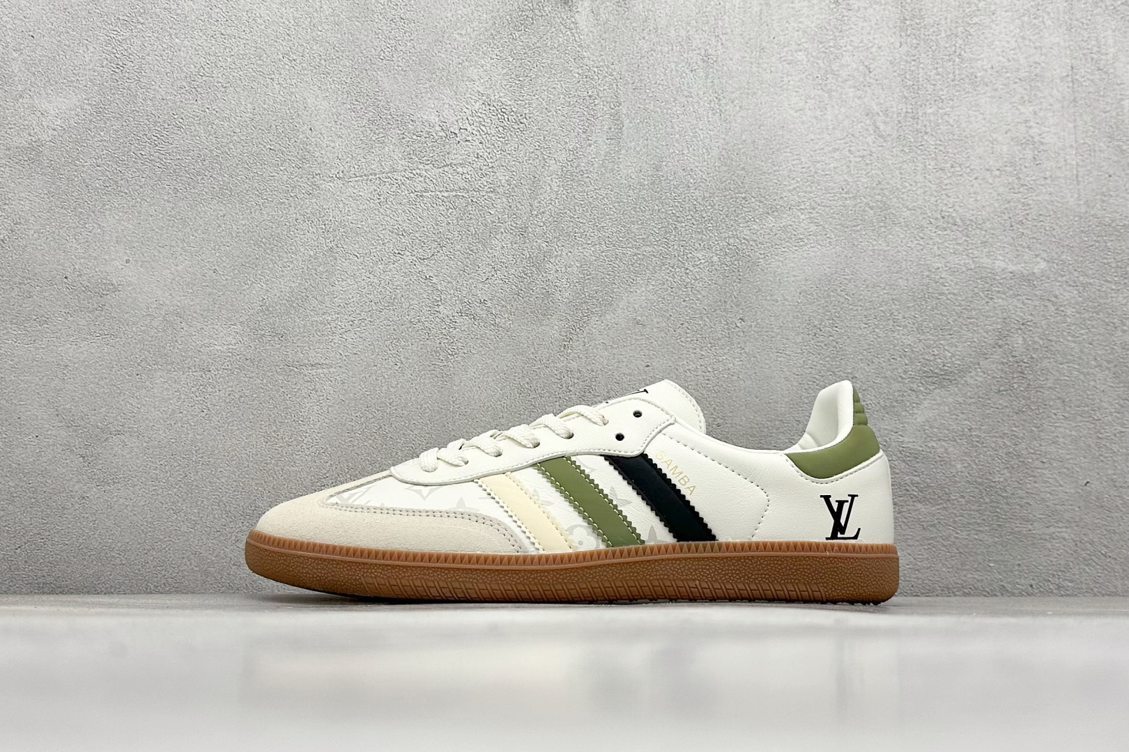 AD Original Samba OG 复古经典轻便板鞋 定制配色 这款桑巴鞋展示了高质量的工艺 带有装饰的超锁缝制和无缝的手感 柔软、柔软的皮革造型和标志性的3条纹完成了精致的外观 正规合身鞋带 鞋面上有绒面鞋垫 橡胶鞋底 享受正畸套筒软感 自50年代首次亮相以来就一直在赢得粉丝的青睐 货号：GJ75809 尺码：36 36.5 37.5 38 38.5 39 40 40.5 41 42 42.5 43 44 44.5 45-选品中心