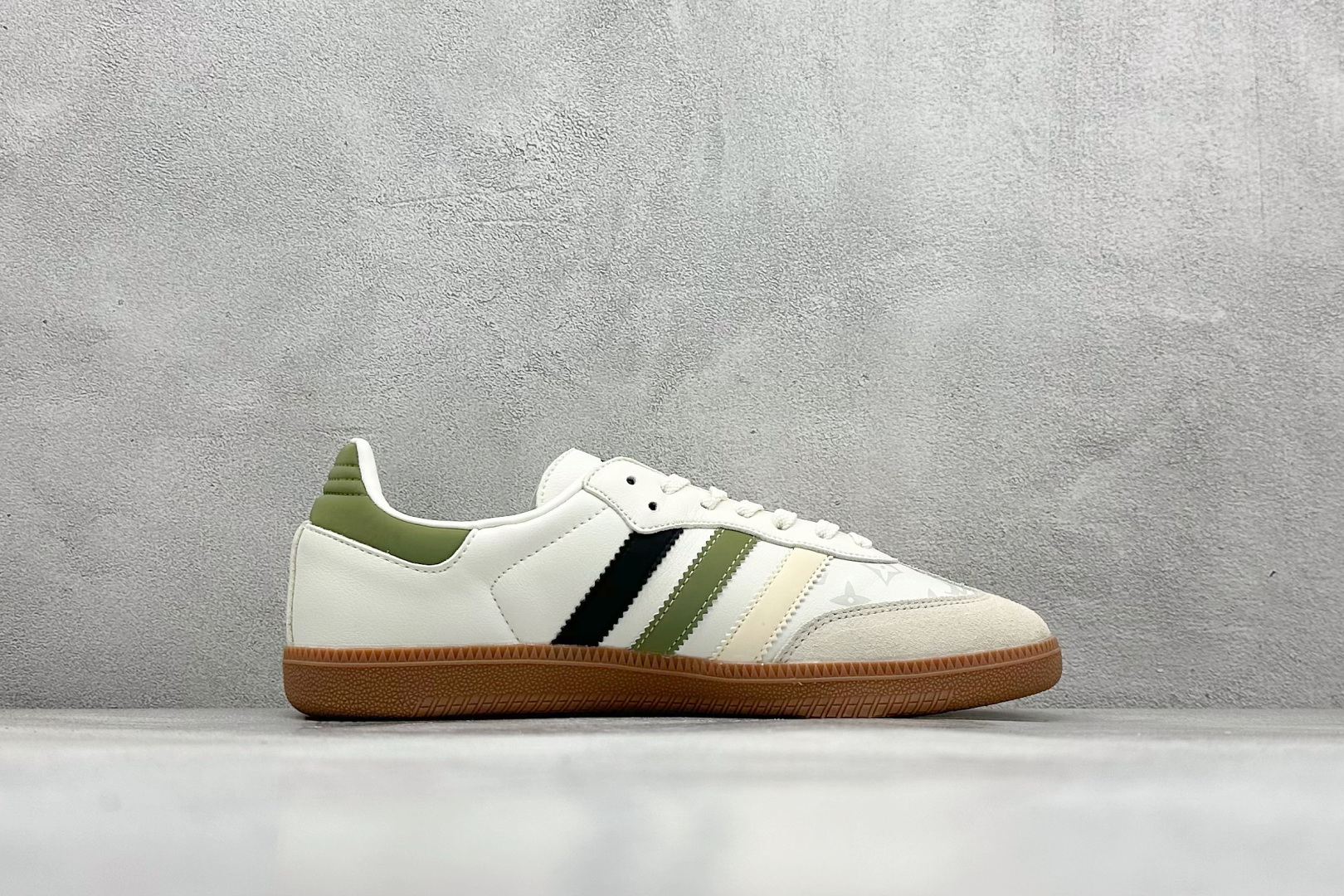 图片[2]-AD Original Samba OG 复古经典轻便板鞋 定制配色 这款桑巴鞋展示了高质量的工艺 带有装饰的超锁缝制和无缝的手感 柔软、柔软的皮革造型和标志性的3条纹完成了精致的外观 正规合身鞋带 鞋面上有绒面鞋垫 橡胶鞋底 享受正畸套筒软感 自50年代首次亮相以来就一直在赢得粉丝的青睐 货号：GJ75809 尺码：36 36.5 37.5 38 38.5 39 40 40.5 41 42 42.5 43 44 44.5 45-选品中心