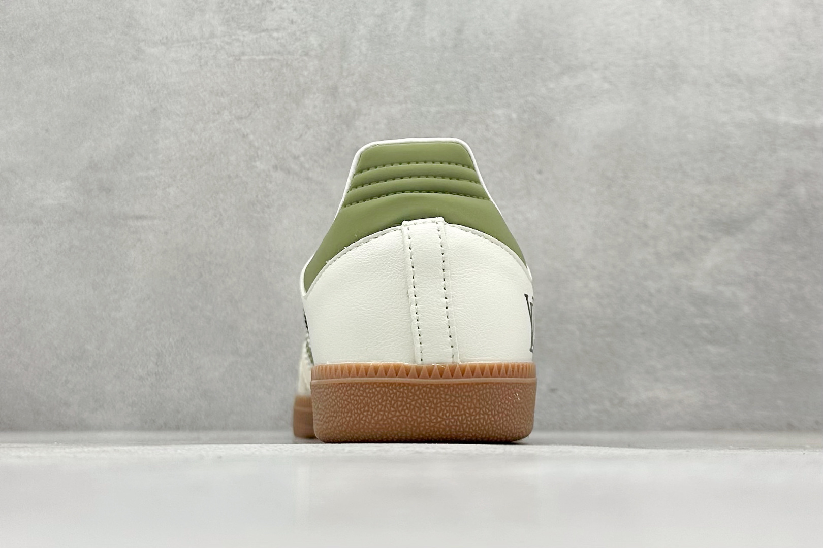 图片[6]-AD Original Samba OG 复古经典轻便板鞋 定制配色 这款桑巴鞋展示了高质量的工艺 带有装饰的超锁缝制和无缝的手感 柔软、柔软的皮革造型和标志性的3条纹完成了精致的外观 正规合身鞋带 鞋面上有绒面鞋垫 橡胶鞋底 享受正畸套筒软感 自50年代首次亮相以来就一直在赢得粉丝的青睐 货号：GJ75809 尺码：36 36.5 37.5 38 38.5 39 40 40.5 41 42 42.5 43 44 44.5 45-选品中心