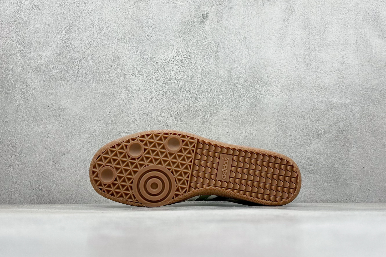 图片[4]-AD Original Samba OG 复古经典轻便板鞋 定制配色 这款桑巴鞋展示了高质量的工艺 带有装饰的超锁缝制和无缝的手感 柔软、柔软的皮革造型和标志性的3条纹完成了精致的外观 正规合身鞋带 鞋面上有绒面鞋垫 橡胶鞋底 享受正畸套筒软感 自50年代首次亮相以来就一直在赢得粉丝的青睐 货号：GJ75809 尺码：36 36.5 37.5 38 38.5 39 40 40.5 41 42 42.5 43 44 44.5 45-选品中心