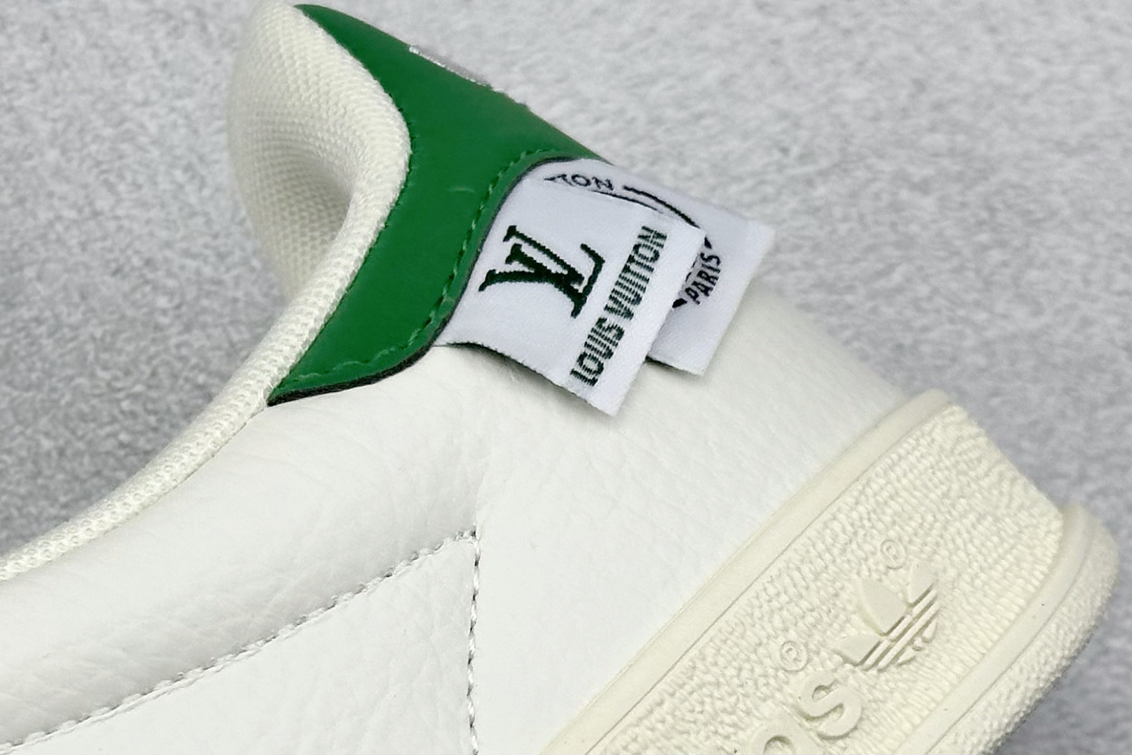 图片[9]-adidas originals GAZELLE INDOOR IndoorSUP T头鞋 LV联名 防滑耐磨轻便 低帮 板鞋 男女同款 白绿 以柔软的皮革鞋面搭配耐磨橡胶外底，展现出复古与现代的融合。鞋面采用细腻纹理设计，搭配军绿三条杠，尽显品牌经典。无论是运动场还是街头，这双鞋都能轻松驾驭。 货号： XD6188-102 尺码： 36 36.5 37 38 38.5 39 40 40.5 41 42 42.5 43 44 44.5 45-选品中心