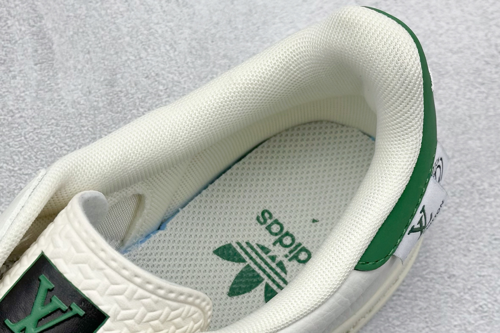 图片[8]-adidas originals GAZELLE INDOOR IndoorSUP T头鞋 LV联名 防滑耐磨轻便 低帮 板鞋 男女同款 白绿 以柔软的皮革鞋面搭配耐磨橡胶外底，展现出复古与现代的融合。鞋面采用细腻纹理设计，搭配军绿三条杠，尽显品牌经典。无论是运动场还是街头，这双鞋都能轻松驾驭。 货号： XD6188-102 尺码： 36 36.5 37 38 38.5 39 40 40.5 41 42 42.5 43 44 44.5 45-选品中心