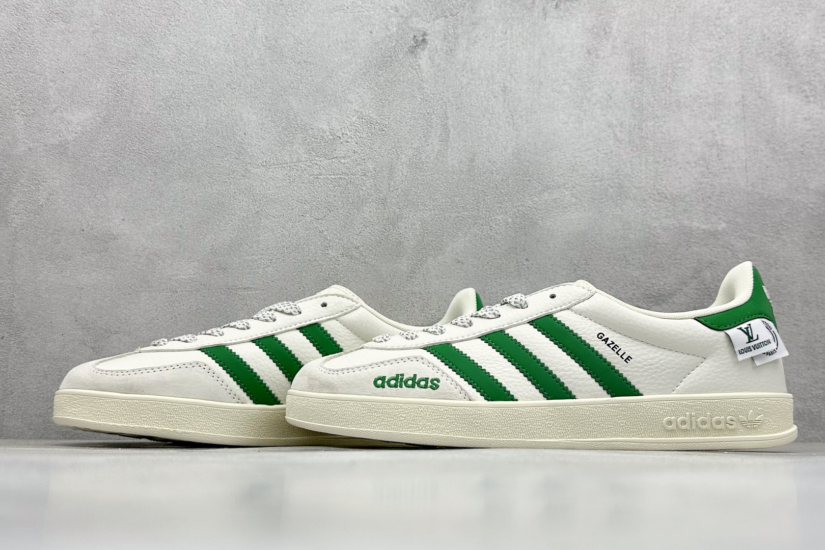 图片[5]-adidas originals GAZELLE INDOOR IndoorSUP T头鞋 LV联名 防滑耐磨轻便 低帮 板鞋 男女同款 白绿 以柔软的皮革鞋面搭配耐磨橡胶外底，展现出复古与现代的融合。鞋面采用细腻纹理设计，搭配军绿三条杠，尽显品牌经典。无论是运动场还是街头，这双鞋都能轻松驾驭。 货号： XD6188-102 尺码： 36 36.5 37 38 38.5 39 40 40.5 41 42 42.5 43 44 44.5 45-选品中心