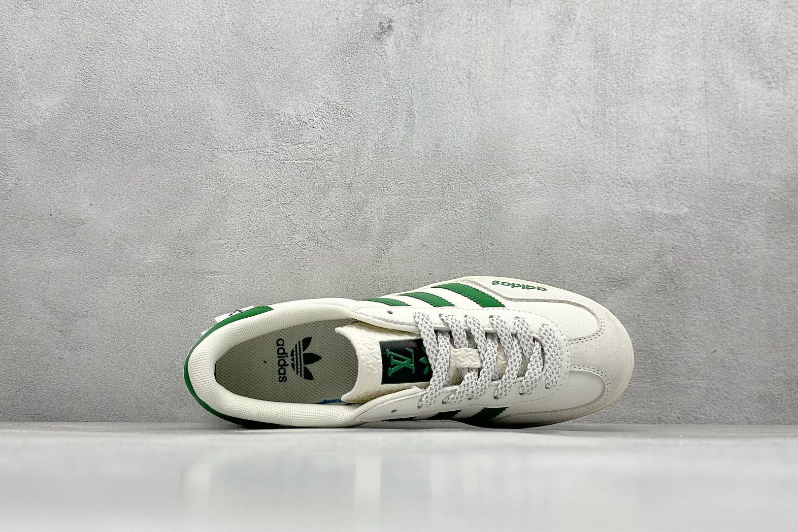 图片[3]-adidas originals GAZELLE INDOOR IndoorSUP T头鞋 LV联名 防滑耐磨轻便 低帮 板鞋 男女同款 白绿 以柔软的皮革鞋面搭配耐磨橡胶外底，展现出复古与现代的融合。鞋面采用细腻纹理设计，搭配军绿三条杠，尽显品牌经典。无论是运动场还是街头，这双鞋都能轻松驾驭。 货号： XD6188-102 尺码： 36 36.5 37 38 38.5 39 40 40.5 41 42 42.5 43 44 44.5 45-选品中心