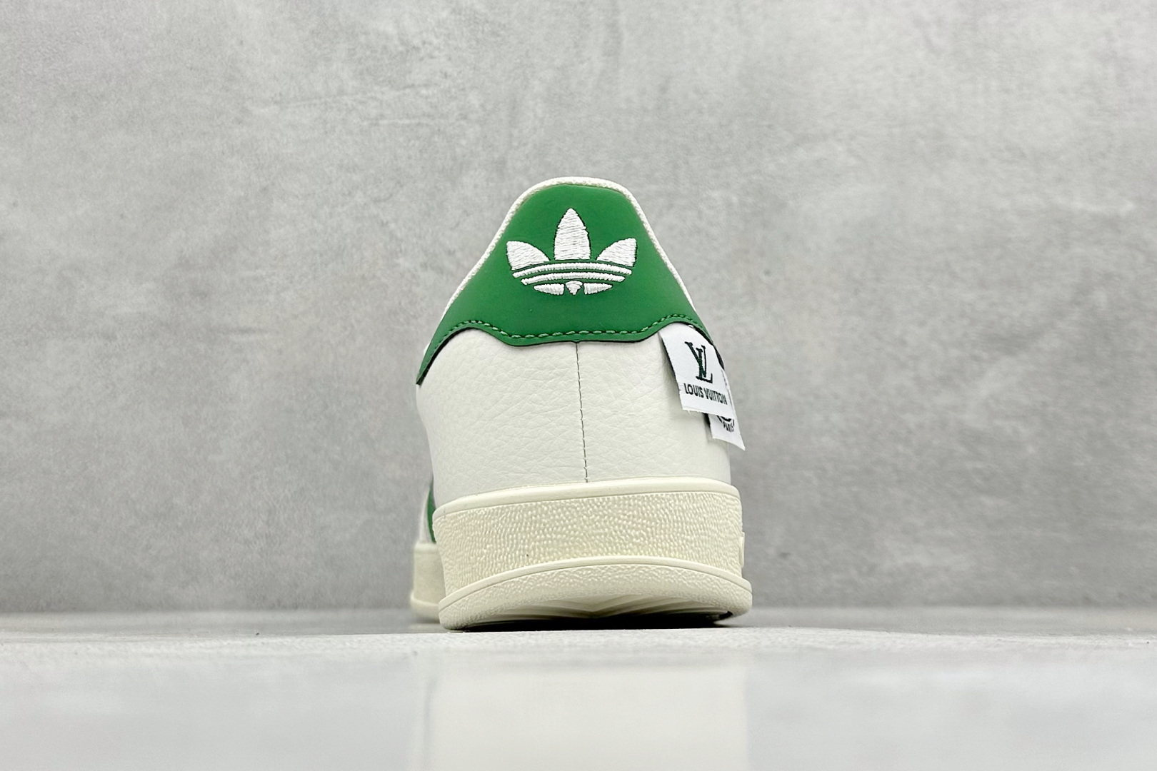 图片[6]-adidas originals GAZELLE INDOOR IndoorSUP T头鞋 LV联名 防滑耐磨轻便 低帮 板鞋 男女同款 白绿 以柔软的皮革鞋面搭配耐磨橡胶外底，展现出复古与现代的融合。鞋面采用细腻纹理设计，搭配军绿三条杠，尽显品牌经典。无论是运动场还是街头，这双鞋都能轻松驾驭。 货号： XD6188-102 尺码： 36 36.5 37 38 38.5 39 40 40.5 41 42 42.5 43 44 44.5 45-选品中心