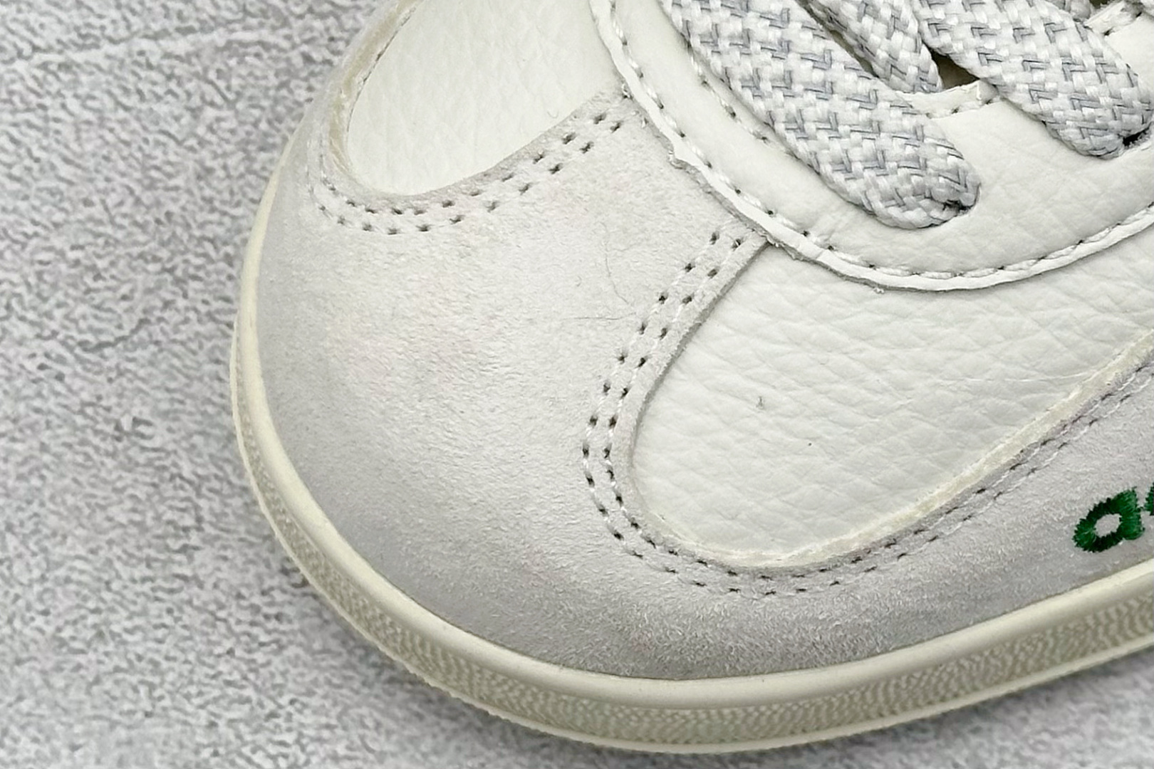 图片[7]-adidas originals GAZELLE INDOOR IndoorSUP T头鞋 LV联名 防滑耐磨轻便 低帮 板鞋 男女同款 白绿 以柔软的皮革鞋面搭配耐磨橡胶外底，展现出复古与现代的融合。鞋面采用细腻纹理设计，搭配军绿三条杠，尽显品牌经典。无论是运动场还是街头，这双鞋都能轻松驾驭。 货号： XD6188-102 尺码： 36 36.5 37 38 38.5 39 40 40.5 41 42 42.5 43 44 44.5 45-选品中心