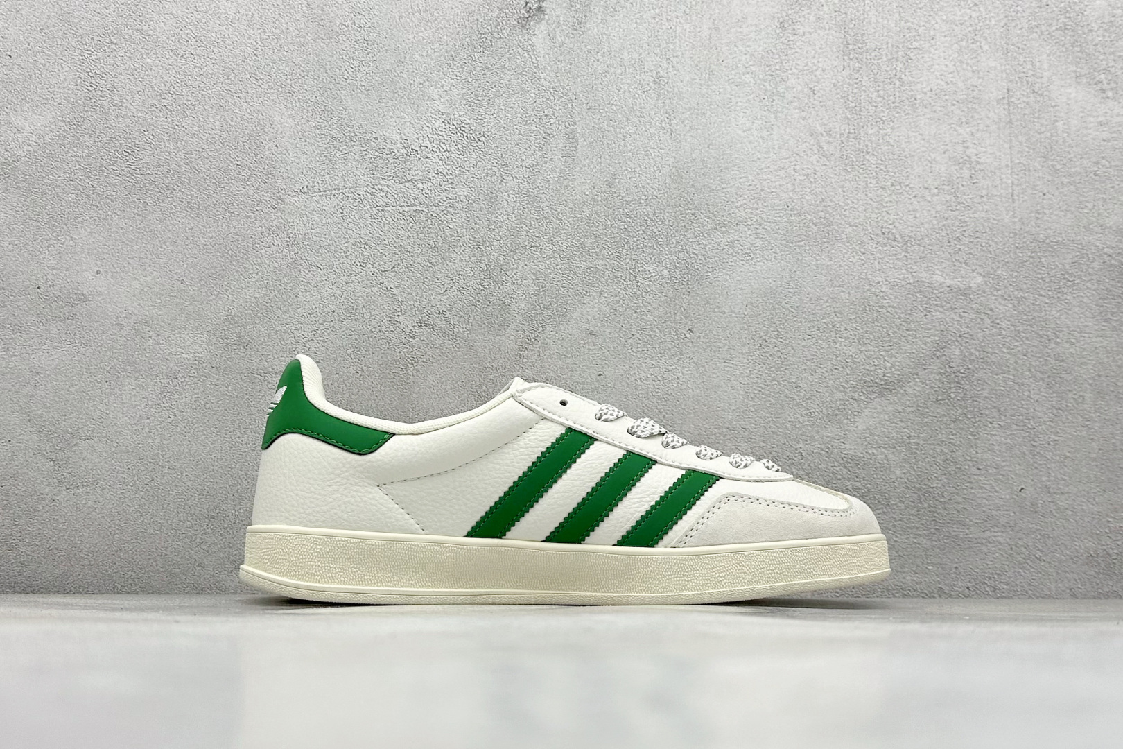 图片[2]-adidas originals GAZELLE INDOOR IndoorSUP T头鞋 LV联名 防滑耐磨轻便 低帮 板鞋 男女同款 白绿 以柔软的皮革鞋面搭配耐磨橡胶外底，展现出复古与现代的融合。鞋面采用细腻纹理设计，搭配军绿三条杠，尽显品牌经典。无论是运动场还是街头，这双鞋都能轻松驾驭。 货号： XD6188-102 尺码： 36 36.5 37 38 38.5 39 40 40.5 41 42 42.5 43 44 44.5 45-选品中心
