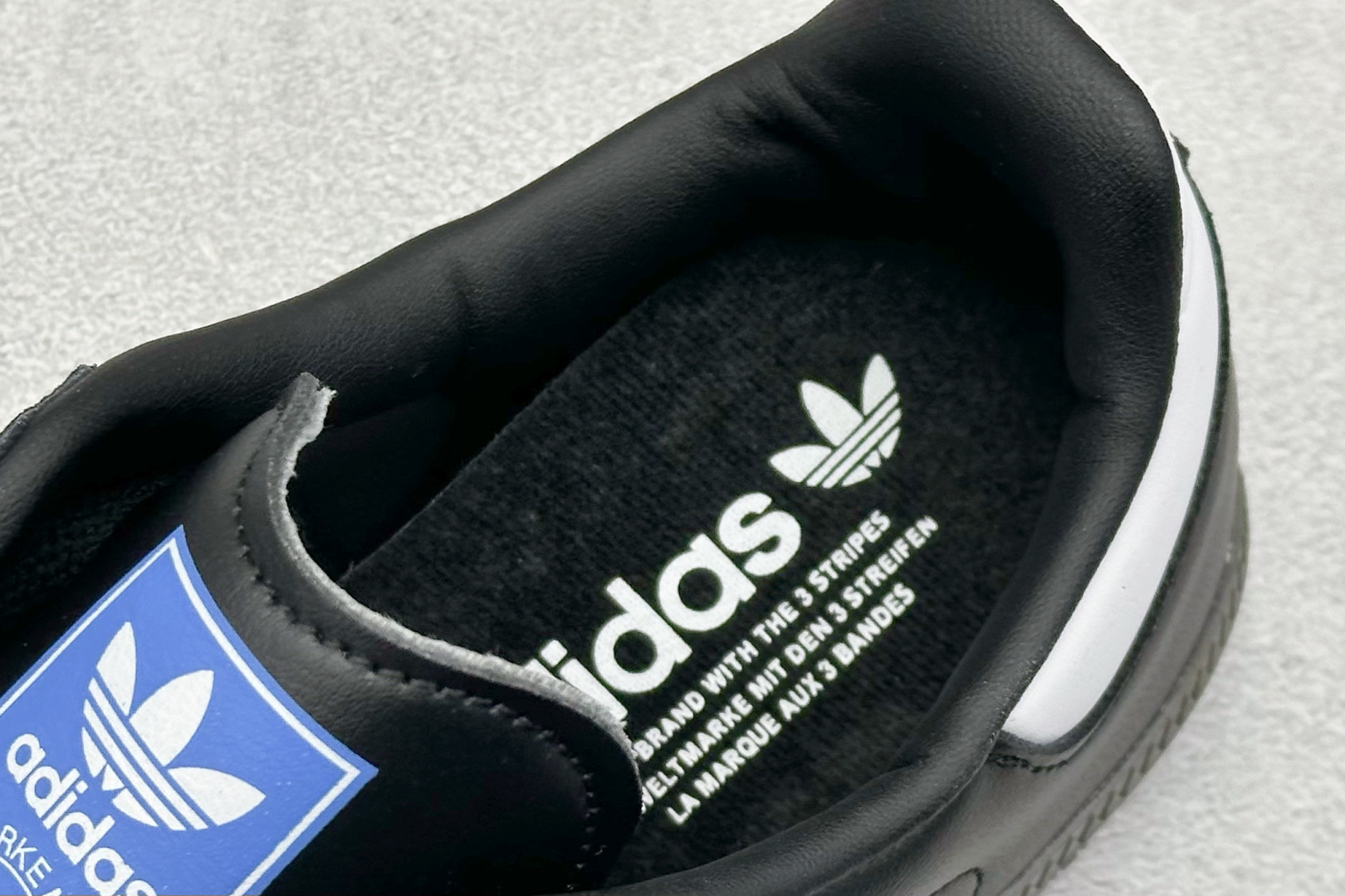 图片[8]-YH长青福利  AD Originals Samba OG 桑巴训练鞋 鞋是一款永恒的训练偶像，这款桑巴鞋展示了高质量的工艺，带有装饰的超锁缝制和无缝的手感。柔软、柔软的鹿皮革造型和标志性的3条纹完成了精致的外观。正规合身鞋带，鞋面上有绒面鞋垫；橡胶鞋底，橡胶中底；享受正畸套筒软感，自50年代首次亮相以来就一直在赢得粉丝的青睐。 货号：B75807-选品中心