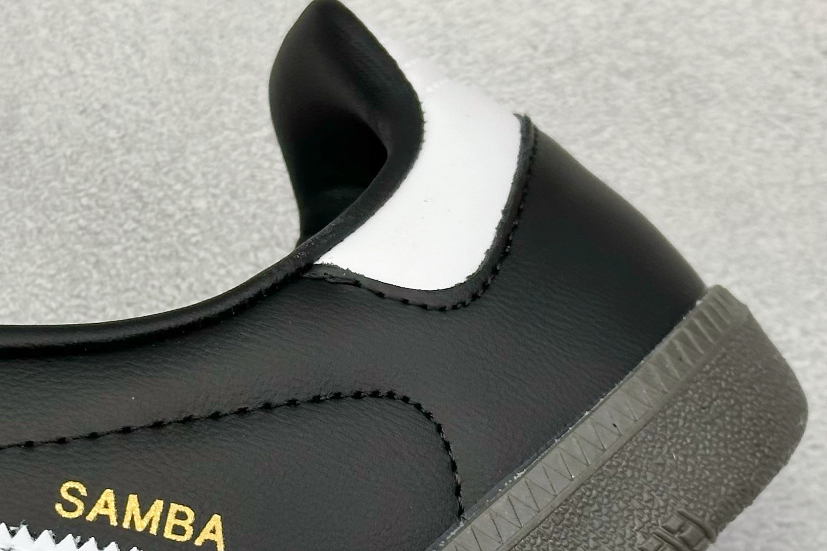 图片[9]-YH长青福利  AD Originals Samba OG 桑巴训练鞋 鞋是一款永恒的训练偶像，这款桑巴鞋展示了高质量的工艺，带有装饰的超锁缝制和无缝的手感。柔软、柔软的鹿皮革造型和标志性的3条纹完成了精致的外观。正规合身鞋带，鞋面上有绒面鞋垫；橡胶鞋底，橡胶中底；享受正畸套筒软感，自50年代首次亮相以来就一直在赢得粉丝的青睐。 货号：B75807-选品中心