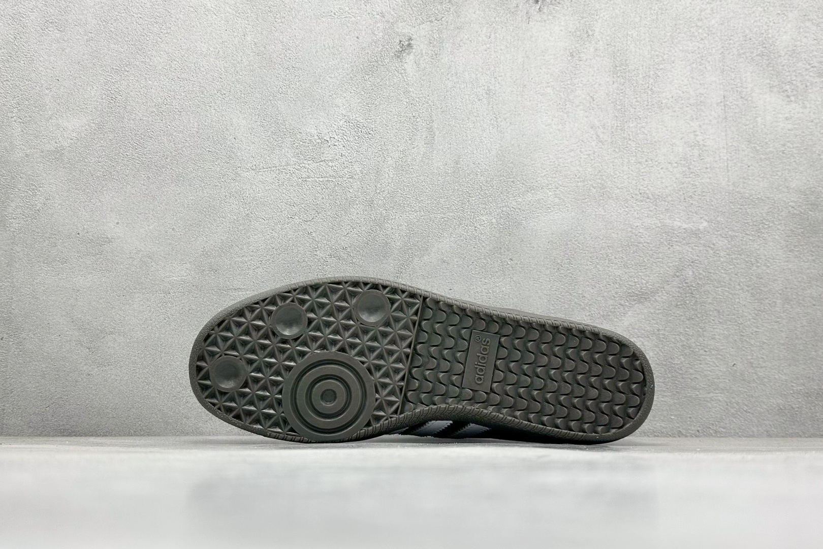 图片[4]-YH长青福利  AD Originals Samba OG 桑巴训练鞋 鞋是一款永恒的训练偶像，这款桑巴鞋展示了高质量的工艺，带有装饰的超锁缝制和无缝的手感。柔软、柔软的鹿皮革造型和标志性的3条纹完成了精致的外观。正规合身鞋带，鞋面上有绒面鞋垫；橡胶鞋底，橡胶中底；享受正畸套筒软感，自50年代首次亮相以来就一直在赢得粉丝的青睐。 货号：B75807-选品中心