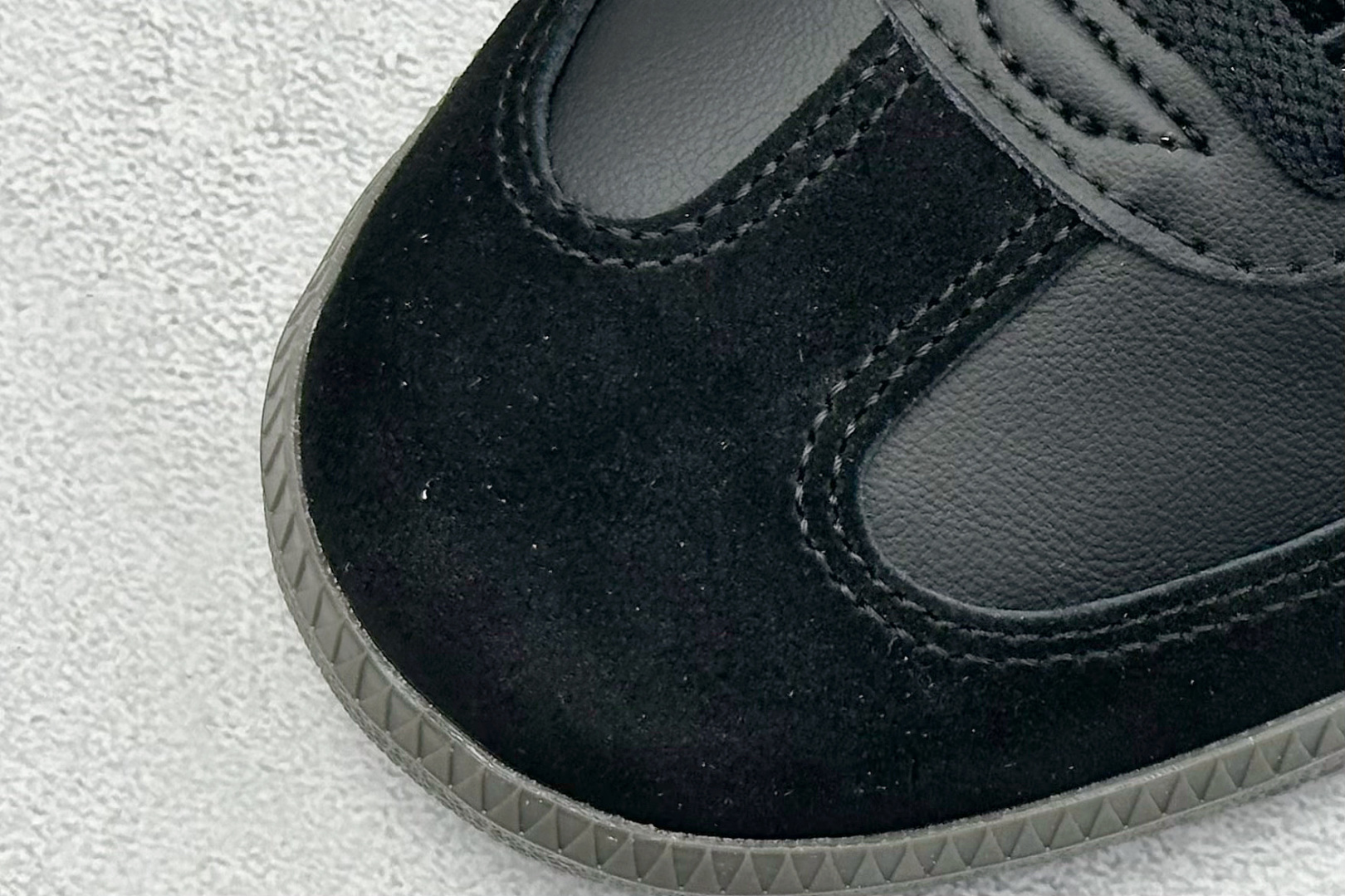 图片[7]-YH长青福利  AD Originals Samba OG 桑巴训练鞋 鞋是一款永恒的训练偶像，这款桑巴鞋展示了高质量的工艺，带有装饰的超锁缝制和无缝的手感。柔软、柔软的鹿皮革造型和标志性的3条纹完成了精致的外观。正规合身鞋带，鞋面上有绒面鞋垫；橡胶鞋底，橡胶中底；享受正畸套筒软感，自50年代首次亮相以来就一直在赢得粉丝的青睐。 货号：B75807-选品中心