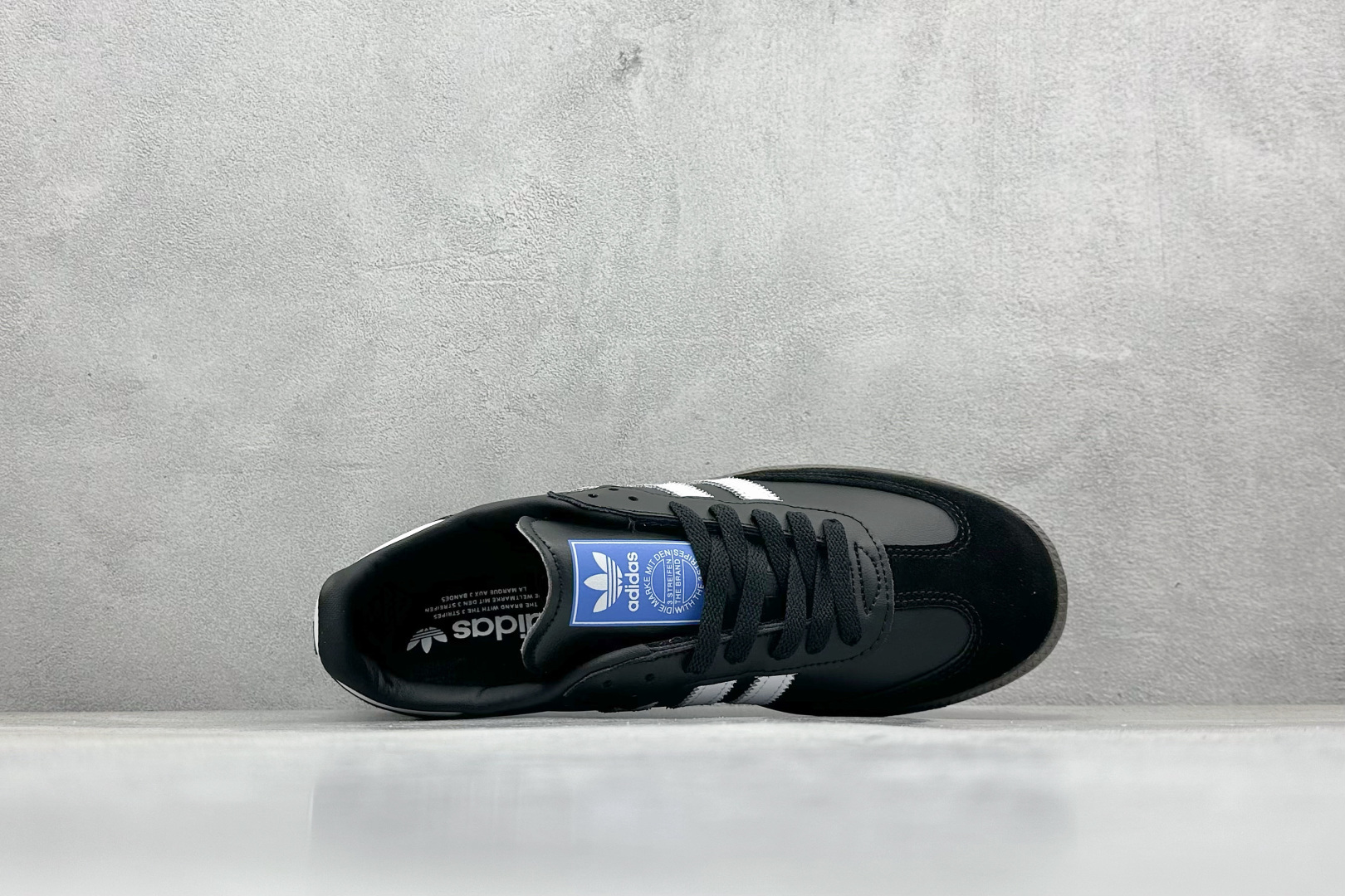 图片[3]-YH长青福利  AD Originals Samba OG 桑巴训练鞋 鞋是一款永恒的训练偶像，这款桑巴鞋展示了高质量的工艺，带有装饰的超锁缝制和无缝的手感。柔软、柔软的鹿皮革造型和标志性的3条纹完成了精致的外观。正规合身鞋带，鞋面上有绒面鞋垫；橡胶鞋底，橡胶中底；享受正畸套筒软感，自50年代首次亮相以来就一直在赢得粉丝的青睐。 货号：B75807-选品中心