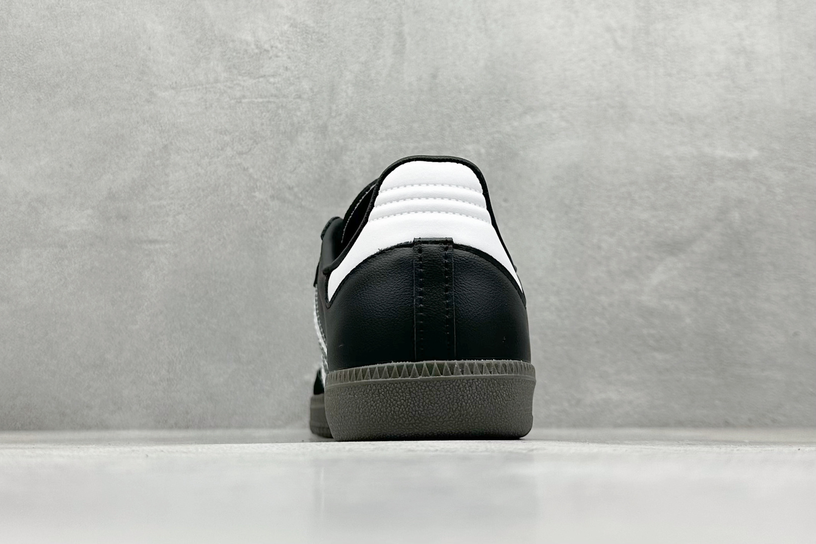 图片[6]-YH长青福利  AD Originals Samba OG 桑巴训练鞋 鞋是一款永恒的训练偶像，这款桑巴鞋展示了高质量的工艺，带有装饰的超锁缝制和无缝的手感。柔软、柔软的鹿皮革造型和标志性的3条纹完成了精致的外观。正规合身鞋带，鞋面上有绒面鞋垫；橡胶鞋底，橡胶中底；享受正畸套筒软感，自50年代首次亮相以来就一直在赢得粉丝的青睐。 货号：B75807-选品中心