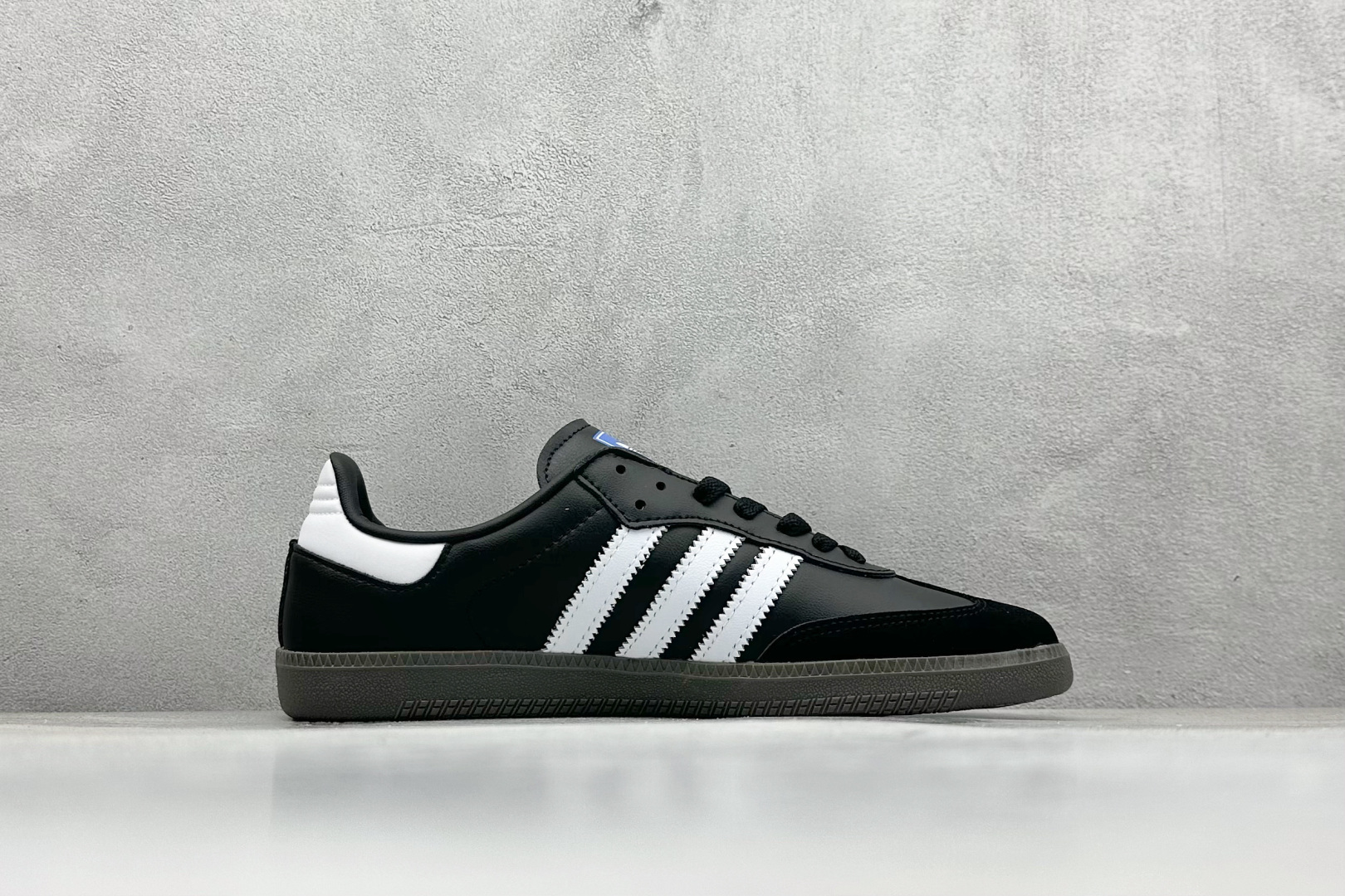 图片[2]-YH长青福利  AD Originals Samba OG 桑巴训练鞋 鞋是一款永恒的训练偶像，这款桑巴鞋展示了高质量的工艺，带有装饰的超锁缝制和无缝的手感。柔软、柔软的鹿皮革造型和标志性的3条纹完成了精致的外观。正规合身鞋带，鞋面上有绒面鞋垫；橡胶鞋底，橡胶中底；享受正畸套筒软感，自50年代首次亮相以来就一直在赢得粉丝的青睐。 货号：B75807-选品中心