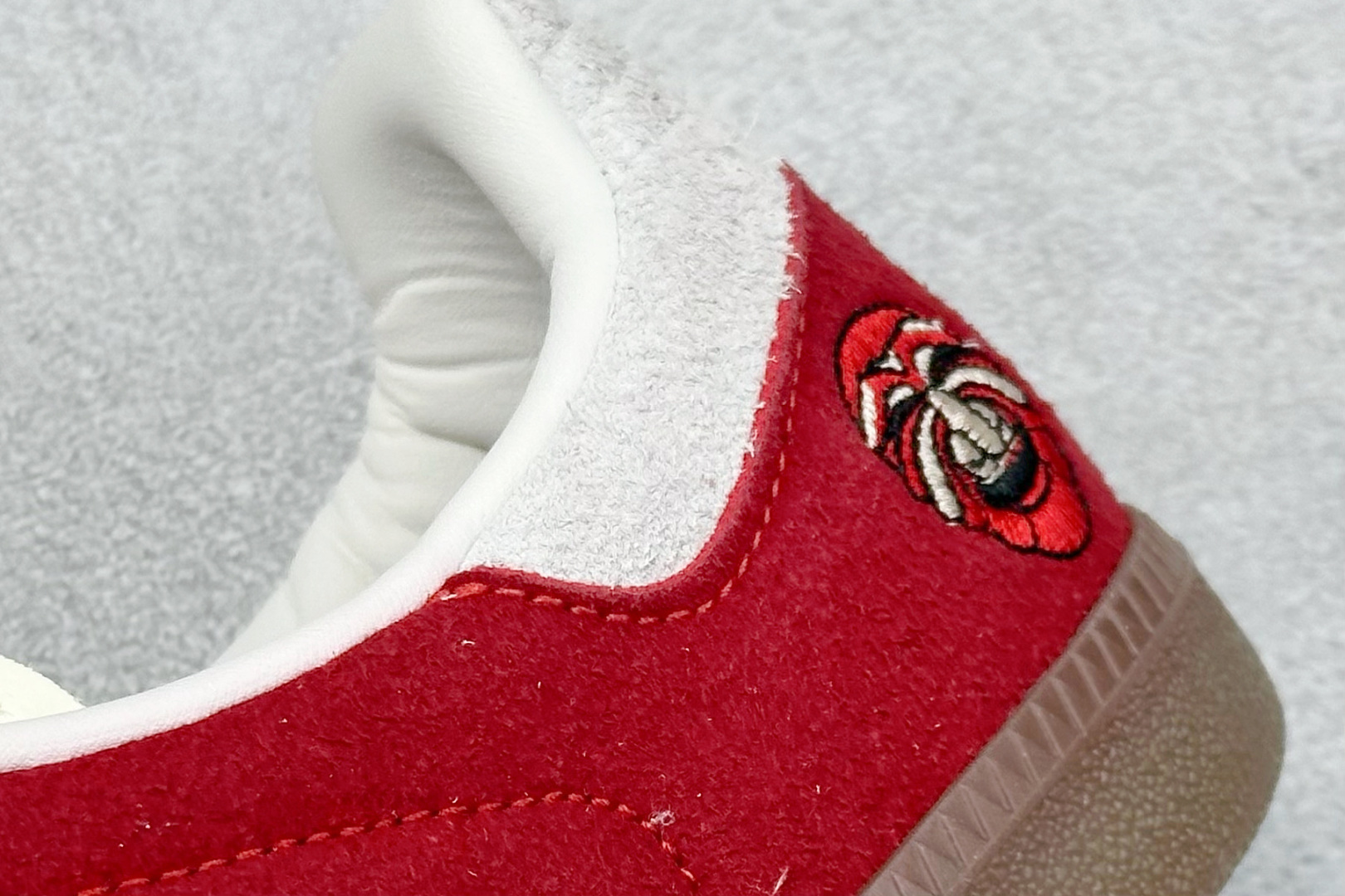 图片[9]-YH长青福利  AD Originals Samba OG 桑巴训练鞋 鞋是一款永恒的训练偶像，这款桑巴鞋展示了高质量的工艺，带有装饰的超锁缝制和无缝的手感。柔软、柔软的鹿皮革造型和标志性的3条纹完成了精致的外观。正规合身鞋带，鞋面上有绒面鞋垫；橡胶鞋底，橡胶中底；享受正畸套筒软感，自50年代首次亮相以来就一直在赢得粉丝的青睐。 货号：IG8905-选品中心