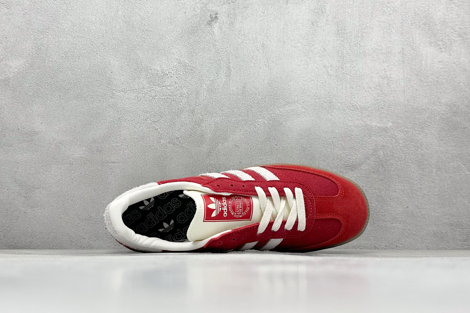图片[3]-YH长青福利  AD Originals Samba OG 桑巴训练鞋 鞋是一款永恒的训练偶像，这款桑巴鞋展示了高质量的工艺，带有装饰的超锁缝制和无缝的手感。柔软、柔软的鹿皮革造型和标志性的3条纹完成了精致的外观。正规合身鞋带，鞋面上有绒面鞋垫；橡胶鞋底，橡胶中底；享受正畸套筒软感，自50年代首次亮相以来就一直在赢得粉丝的青睐。 货号：IG8905-选品中心