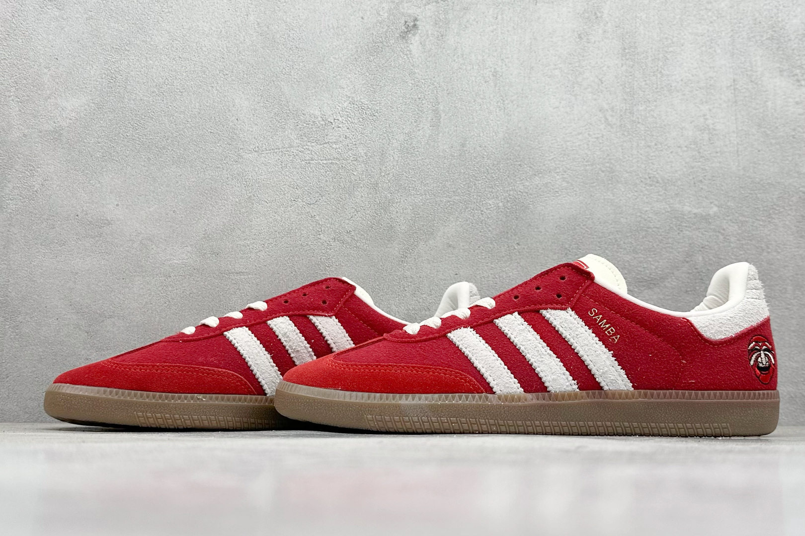 图片[5]-YH长青福利  AD Originals Samba OG 桑巴训练鞋 鞋是一款永恒的训练偶像，这款桑巴鞋展示了高质量的工艺，带有装饰的超锁缝制和无缝的手感。柔软、柔软的鹿皮革造型和标志性的3条纹完成了精致的外观。正规合身鞋带，鞋面上有绒面鞋垫；橡胶鞋底，橡胶中底；享受正畸套筒软感，自50年代首次亮相以来就一直在赢得粉丝的青睐。 货号：IG8905-选品中心