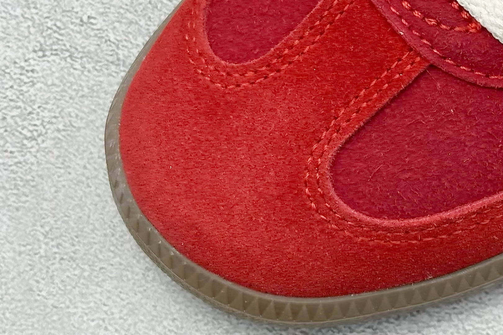 图片[7]-YH长青福利  AD Originals Samba OG 桑巴训练鞋 鞋是一款永恒的训练偶像，这款桑巴鞋展示了高质量的工艺，带有装饰的超锁缝制和无缝的手感。柔软、柔软的鹿皮革造型和标志性的3条纹完成了精致的外观。正规合身鞋带，鞋面上有绒面鞋垫；橡胶鞋底，橡胶中底；享受正畸套筒软感，自50年代首次亮相以来就一直在赢得粉丝的青睐。 货号：IG8905-选品中心