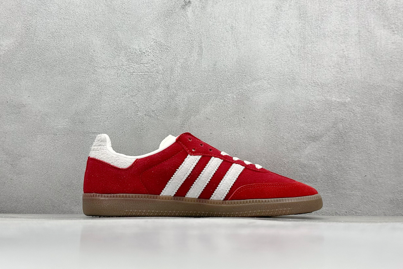 图片[2]-YH长青福利  AD Originals Samba OG 桑巴训练鞋 鞋是一款永恒的训练偶像，这款桑巴鞋展示了高质量的工艺，带有装饰的超锁缝制和无缝的手感。柔软、柔软的鹿皮革造型和标志性的3条纹完成了精致的外观。正规合身鞋带，鞋面上有绒面鞋垫；橡胶鞋底，橡胶中底；享受正畸套筒软感，自50年代首次亮相以来就一直在赢得粉丝的青睐。 货号：IG8905-选品中心