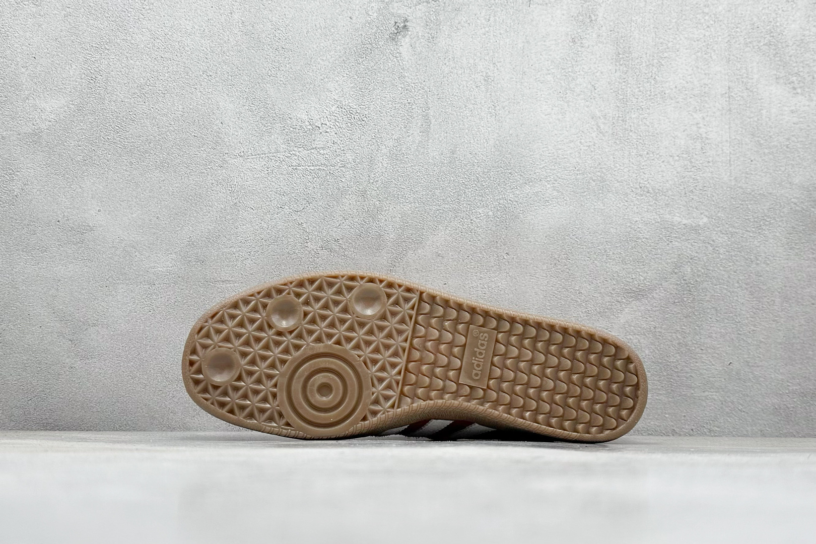 图片[4]-YH长青福利  AD Originals Samba OG 桑巴训练鞋 鞋是一款永恒的训练偶像，这款桑巴鞋展示了高质量的工艺，带有装饰的超锁缝制和无缝的手感。柔软、柔软的鹿皮革造型和标志性的3条纹完成了精致的外观。正规合身鞋带，鞋面上有绒面鞋垫；橡胶鞋底，橡胶中底；享受正畸套筒软感，自50年代首次亮相以来就一直在赢得粉丝的青睐。 货号：IG8905-选品中心