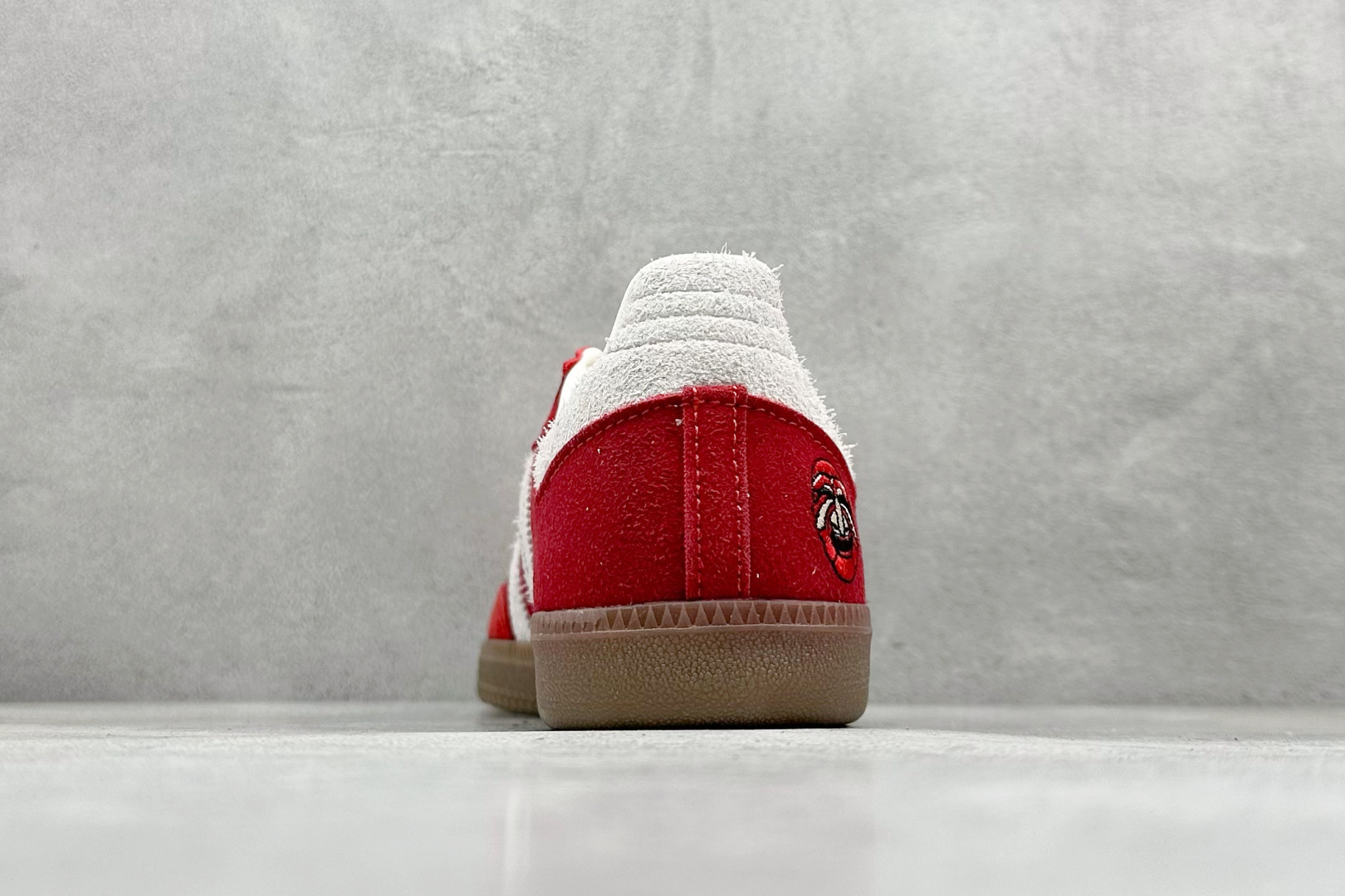 图片[6]-YH长青福利  AD Originals Samba OG 桑巴训练鞋 鞋是一款永恒的训练偶像，这款桑巴鞋展示了高质量的工艺，带有装饰的超锁缝制和无缝的手感。柔软、柔软的鹿皮革造型和标志性的3条纹完成了精致的外观。正规合身鞋带，鞋面上有绒面鞋垫；橡胶鞋底，橡胶中底；享受正畸套筒软感，自50年代首次亮相以来就一直在赢得粉丝的青睐。 货号：IG8905-选品中心