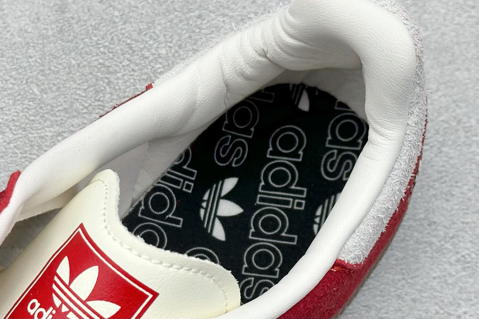 图片[8]-YH长青福利  AD Originals Samba OG 桑巴训练鞋 鞋是一款永恒的训练偶像，这款桑巴鞋展示了高质量的工艺，带有装饰的超锁缝制和无缝的手感。柔软、柔软的鹿皮革造型和标志性的3条纹完成了精致的外观。正规合身鞋带，鞋面上有绒面鞋垫；橡胶鞋底，橡胶中底；享受正畸套筒软感，自50年代首次亮相以来就一直在赢得粉丝的青睐。 货号：IG8905-选品中心