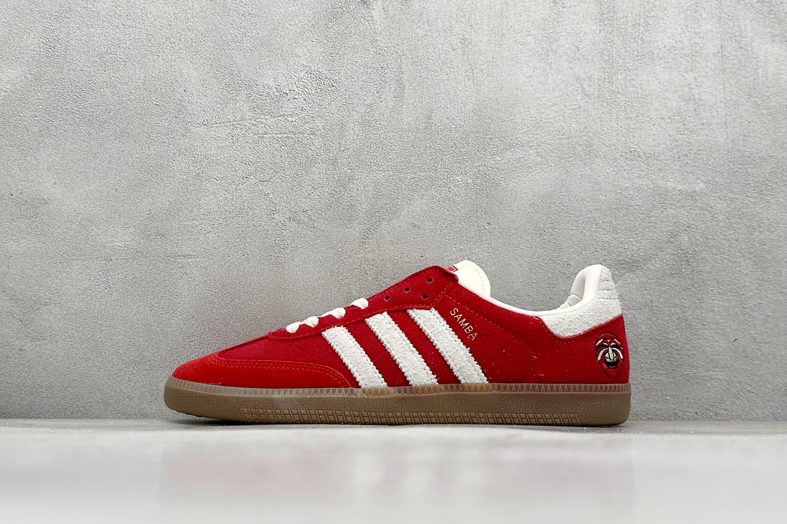 YH长青福利  AD Originals Samba OG 桑巴训练鞋 鞋是一款永恒的训练偶像，这款桑巴鞋展示了高质量的工艺，带有装饰的超锁缝制和无缝的手感。柔软、柔软的鹿皮革造型和标志性的3条纹完成了精致的外观。正规合身鞋带，鞋面上有绒面鞋垫；橡胶鞋底，橡胶中底；享受正畸套筒软感，自50年代首次亮相以来就一直在赢得粉丝的青睐。 货号：IG8905-选品中心