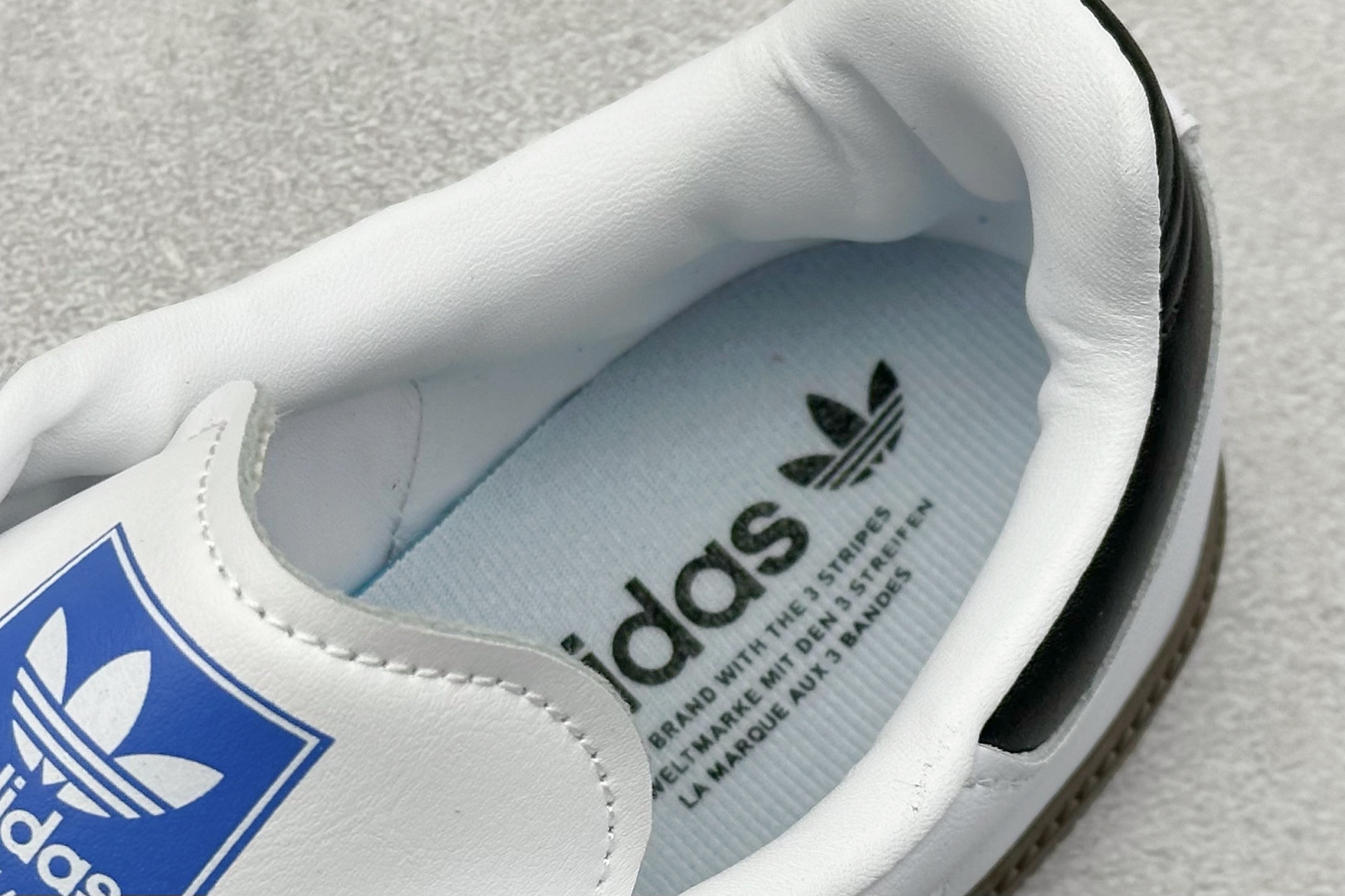图片[8]-YH长青福利  AD Originals Samba OG 桑巴训练鞋 鞋是一款永恒的训练偶像，这款桑巴鞋展示了高质量的工艺，带有装饰的超锁缝制和无缝的手感。柔软、柔软的鹿皮革造型和标志性的3条纹完成了精致的外观。正规合身鞋带，鞋面上有绒面鞋垫；橡胶鞋底，橡胶中底；享受正畸套筒软感，自50年代首次亮相以来就一直在赢得粉丝的青睐。 货号：B75806-选品中心