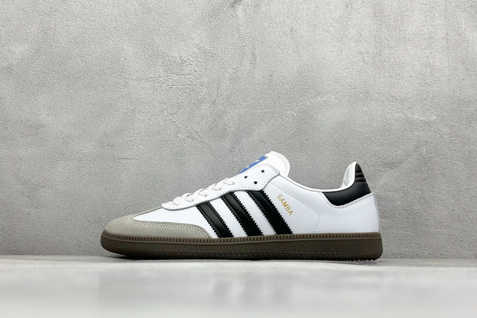YH长青福利  AD Originals Samba OG 桑巴训练鞋 鞋是一款永恒的训练偶像，这款桑巴鞋展示了高质量的工艺，带有装饰的超锁缝制和无缝的手感。柔软、柔软的鹿皮革造型和标志性的3条纹完成了精致的外观。正规合身鞋带，鞋面上有绒面鞋垫；橡胶鞋底，橡胶中底；享受正畸套筒软感，自50年代首次亮相以来就一直在赢得粉丝的青睐。 货号：B75806-选品中心