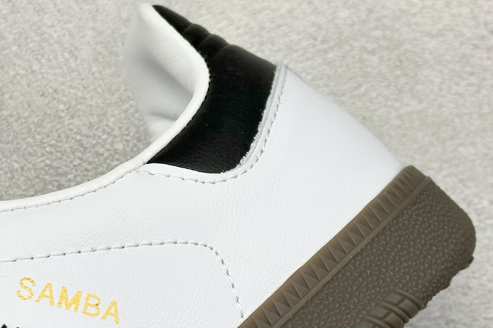 图片[9]-YH长青福利  AD Originals Samba OG 桑巴训练鞋 鞋是一款永恒的训练偶像，这款桑巴鞋展示了高质量的工艺，带有装饰的超锁缝制和无缝的手感。柔软、柔软的鹿皮革造型和标志性的3条纹完成了精致的外观。正规合身鞋带，鞋面上有绒面鞋垫；橡胶鞋底，橡胶中底；享受正畸套筒软感，自50年代首次亮相以来就一直在赢得粉丝的青睐。 货号：B75806-选品中心