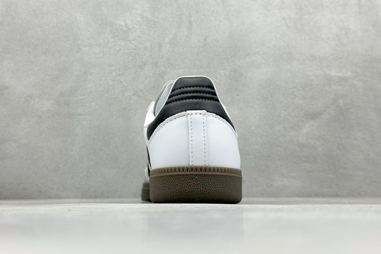 图片[6]-YH长青福利  AD Originals Samba OG 桑巴训练鞋 鞋是一款永恒的训练偶像，这款桑巴鞋展示了高质量的工艺，带有装饰的超锁缝制和无缝的手感。柔软、柔软的鹿皮革造型和标志性的3条纹完成了精致的外观。正规合身鞋带，鞋面上有绒面鞋垫；橡胶鞋底，橡胶中底；享受正畸套筒软感，自50年代首次亮相以来就一直在赢得粉丝的青睐。 货号：B75806-选品中心