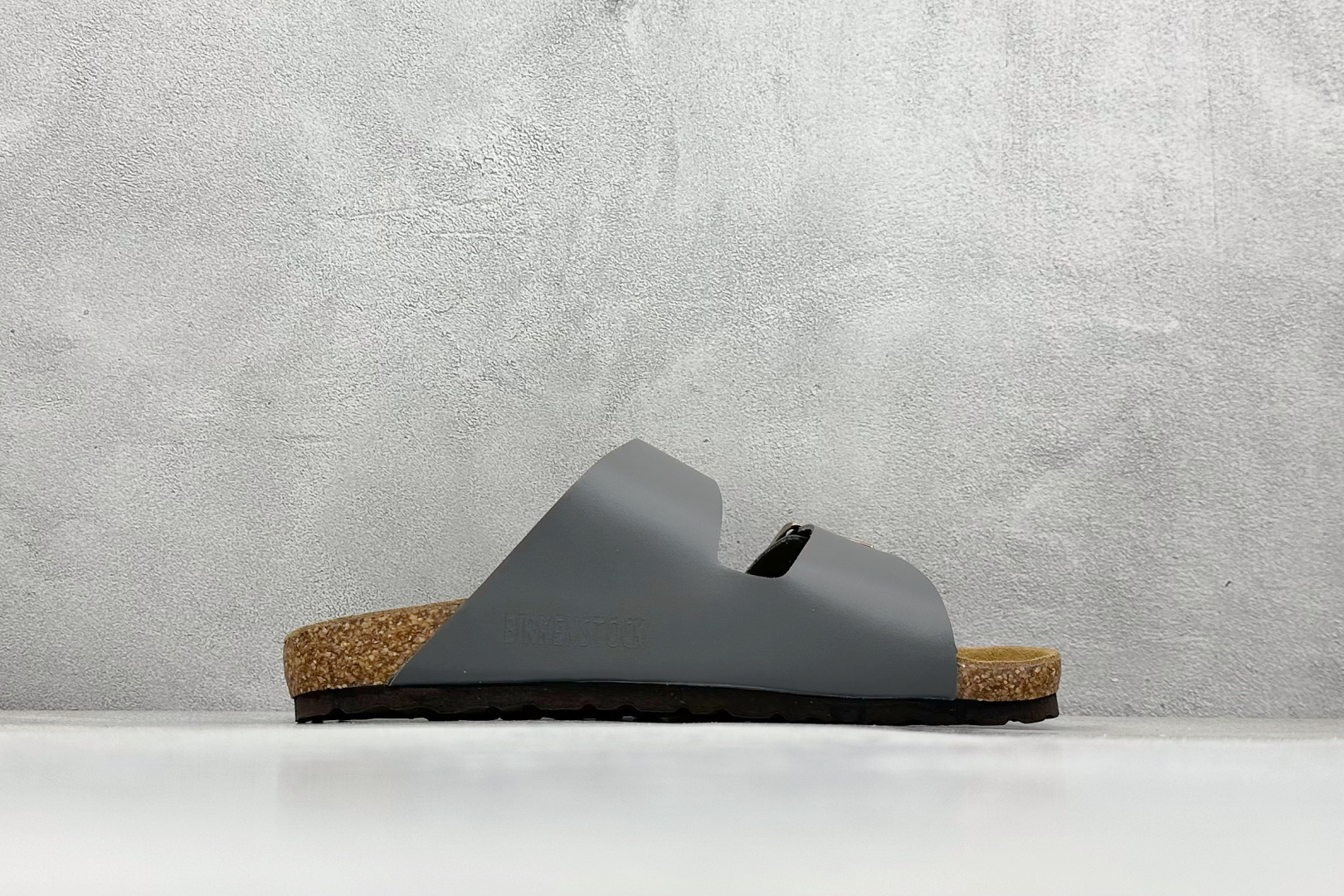 图片[2]-博肯 Birkenstock 二字拖凉鞋系列 广东原产#德国百年知名鞋履品牌·博肯Birkenstock 勃肯#采用质地柔软牛皮面料材质#中底搭载缓震软木橡胶 其特有的鞋床设计，贴合脚面穿着舒适 Birkenstock Milano中性软木鞋底经典款式，非常好搭，鞋底结实耐磨，适合夏天。 尺码：35-45-选品中心