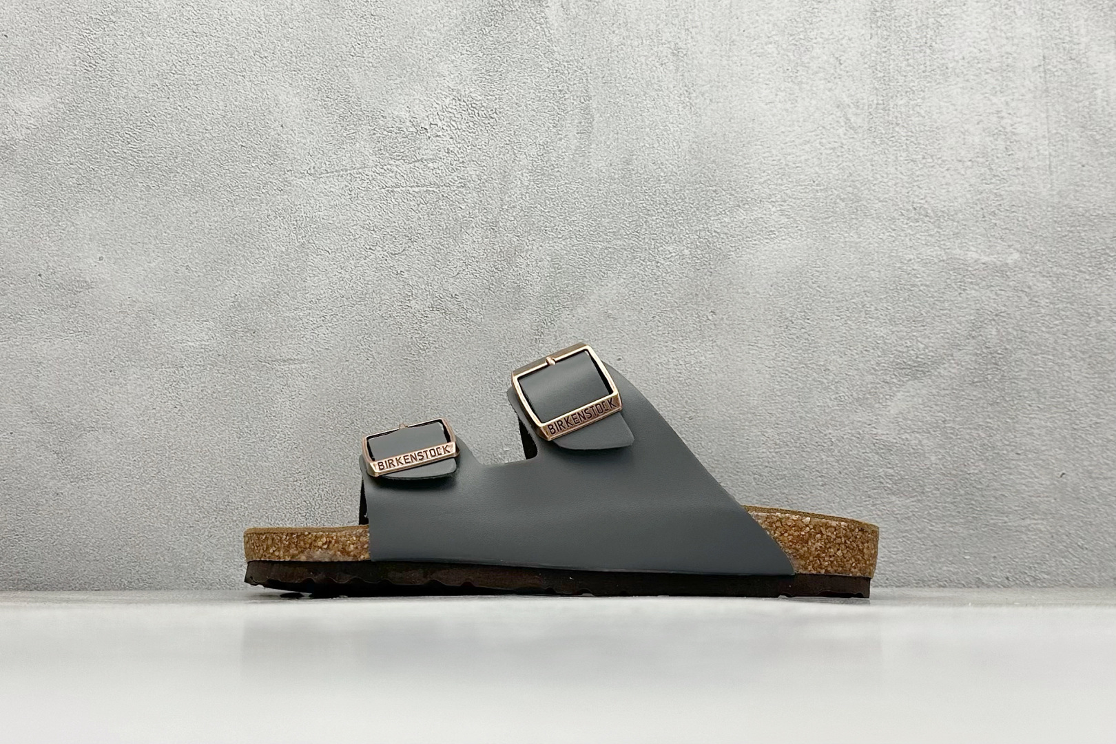 博肯 Birkenstock 二字拖凉鞋系列 广东原产#德国百年知名鞋履品牌·博肯Birkenstock 勃肯#采用质地柔软牛皮面料材质#中底搭载缓震软木橡胶 其特有的鞋床设计，贴合脚面穿着舒适 Birkenstock Milano中性软木鞋底经典款式，非常好搭，鞋底结实耐磨，适合夏天。 尺码：35-45-选品中心