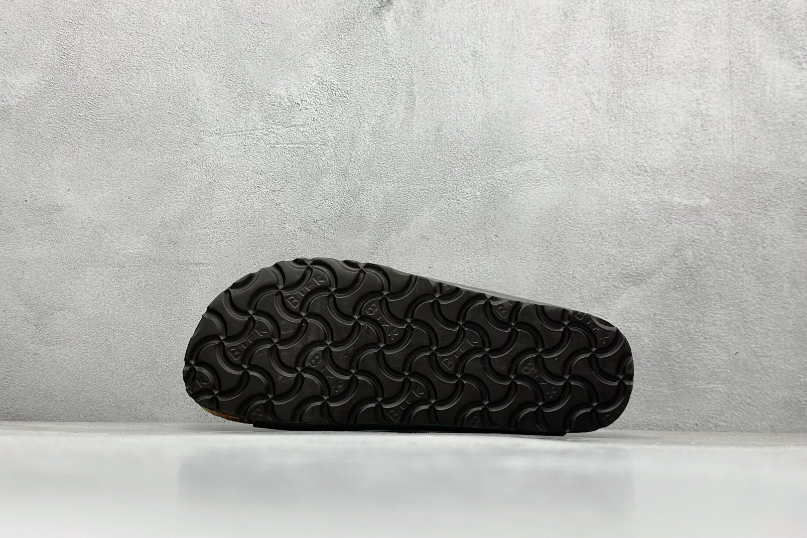 图片[4]-博肯 Birkenstock 二字拖凉鞋系列 广东原产#德国百年知名鞋履品牌·博肯Birkenstock 勃肯#采用质地柔软牛皮面料材质#中底搭载缓震软木橡胶 其特有的鞋床设计，贴合脚面穿着舒适 Birkenstock Milano中性软木鞋底经典款式，非常好搭，鞋底结实耐磨，适合夏天。 尺码：35-45-选品中心