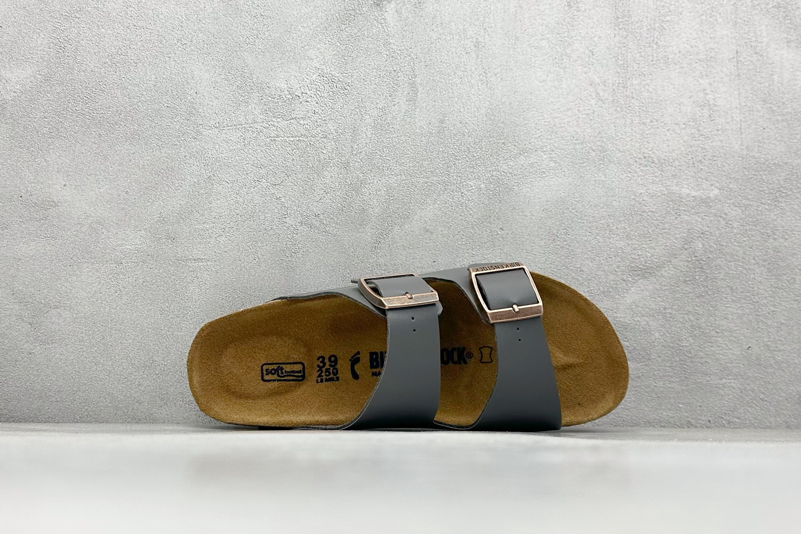 图片[3]-博肯 Birkenstock 二字拖凉鞋系列 广东原产#德国百年知名鞋履品牌·博肯Birkenstock 勃肯#采用质地柔软牛皮面料材质#中底搭载缓震软木橡胶 其特有的鞋床设计，贴合脚面穿着舒适 Birkenstock Milano中性软木鞋底经典款式，非常好搭，鞋底结实耐磨，适合夏天。 尺码：35-45-选品中心