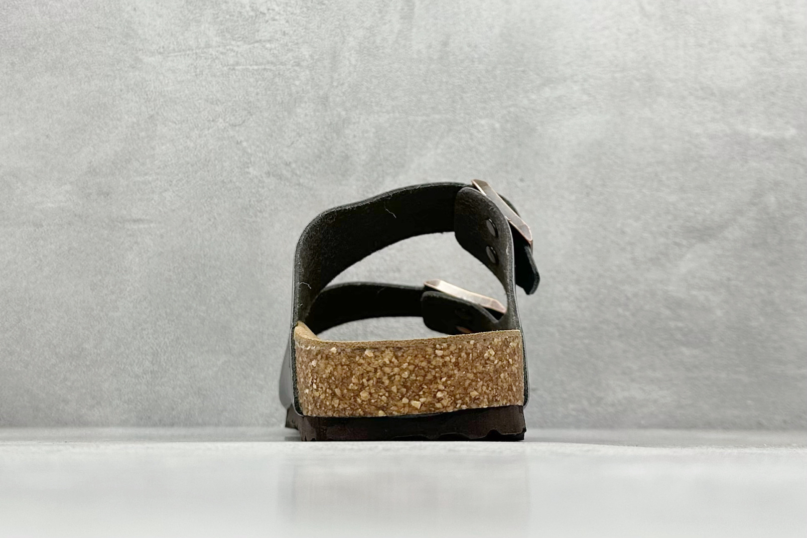 图片[6]-博肯 Birkenstock 二字拖凉鞋系列 广东原产#德国百年知名鞋履品牌·博肯Birkenstock 勃肯#采用质地柔软牛皮面料材质#中底搭载缓震软木橡胶 其特有的鞋床设计，贴合脚面穿着舒适 Birkenstock Milano中性软木鞋底经典款式，非常好搭，鞋底结实耐磨，适合夏天。 尺码：35-45-选品中心